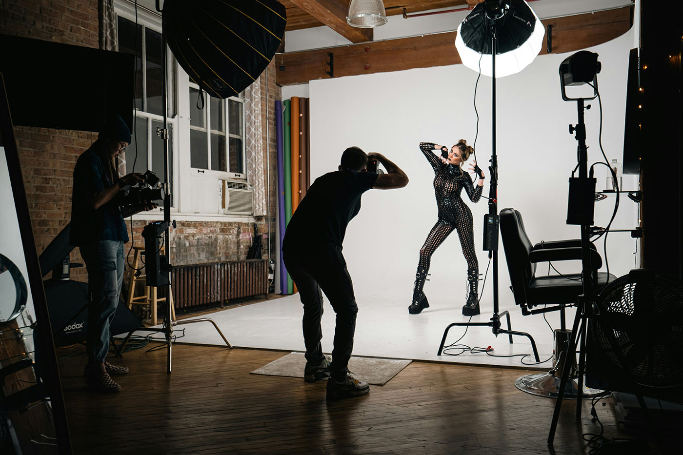 Estudio fotográfico de moda con modelo posando en fondo blanco. Portada blog.