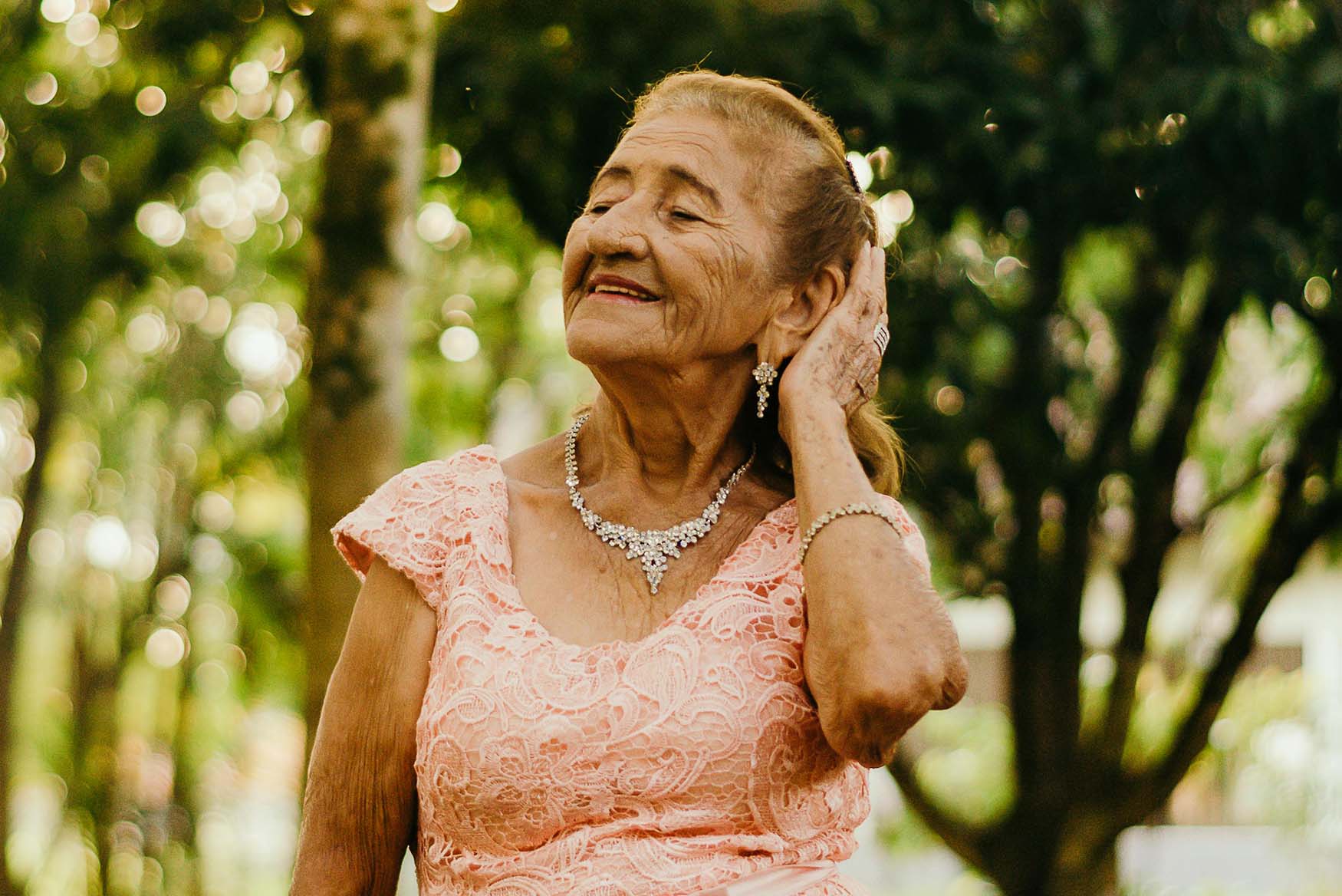 Abuelita con vestido rosa y joyas