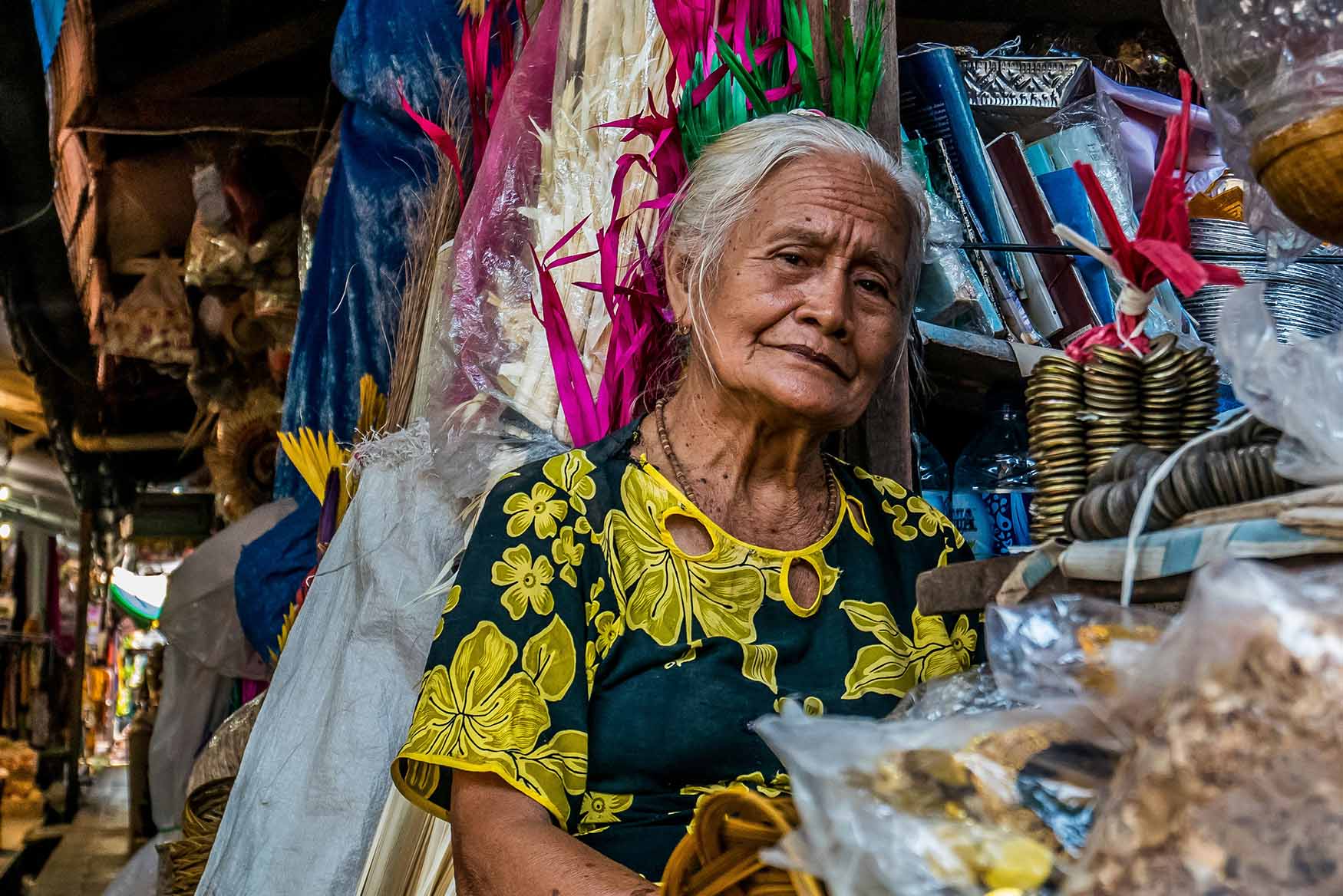 Abuelita en un puesto de mercado