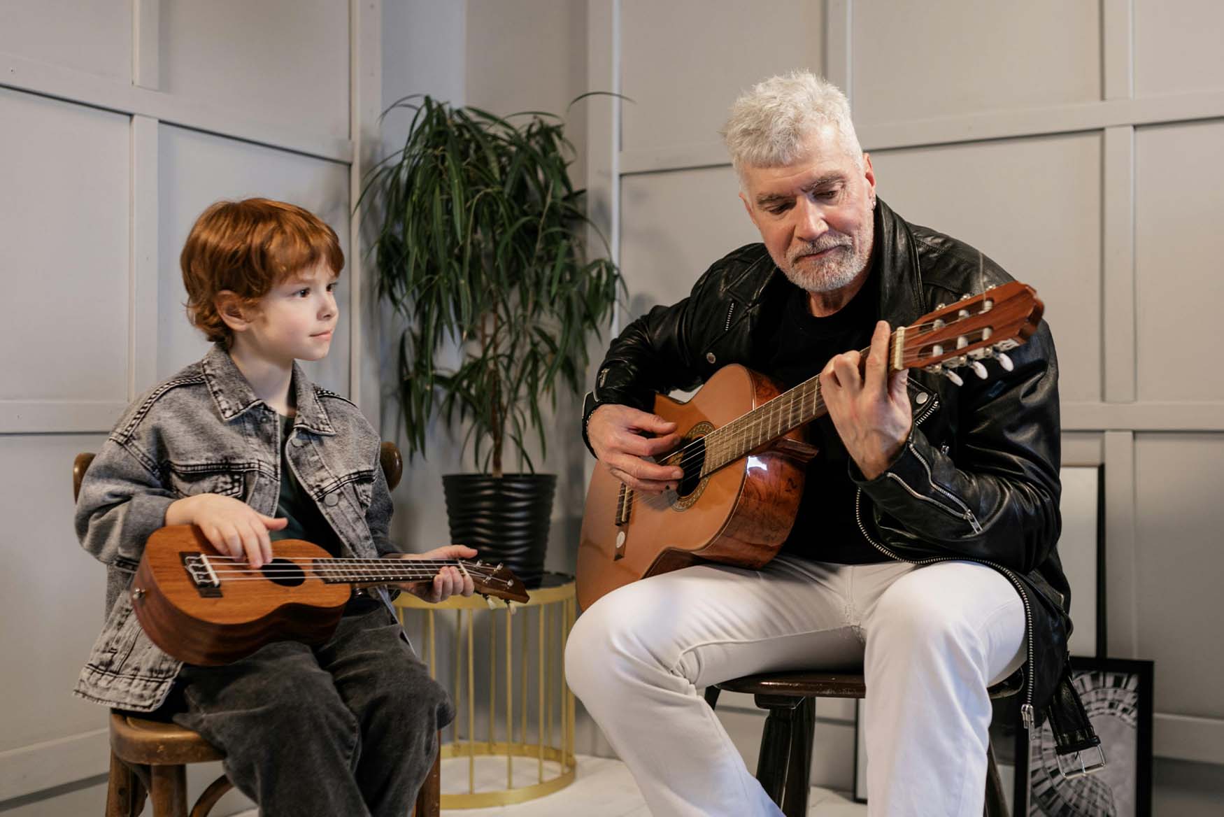 Abuelo con su nieto tocando la guitarra