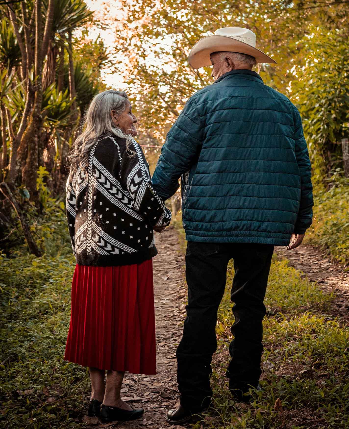 Abuelos caminando de la mano