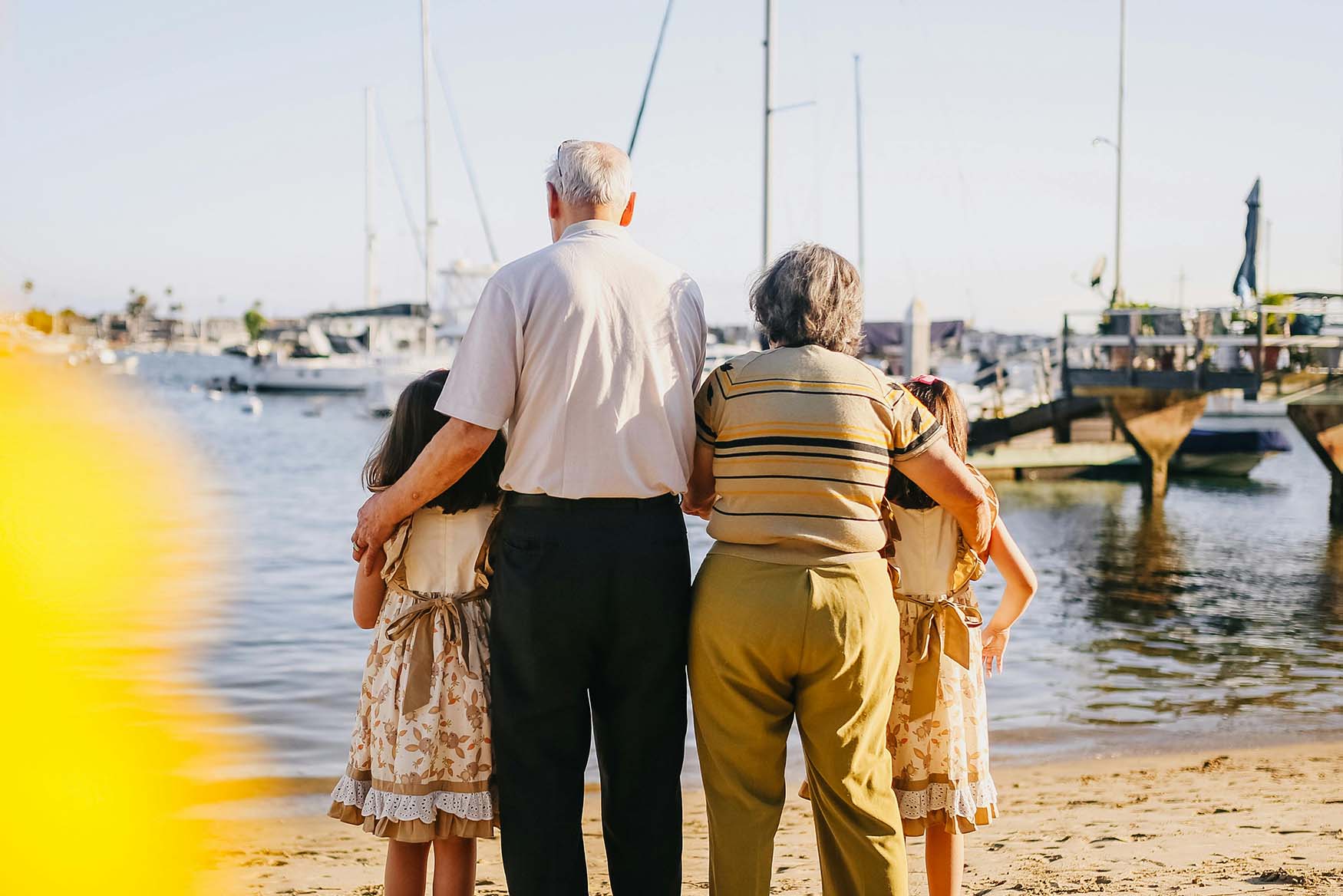 Abuelos con sus nietos en la playa