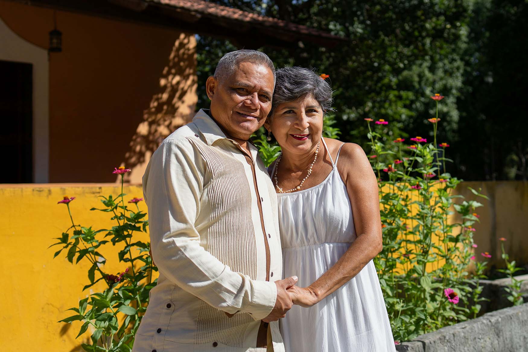 Pareja de abuelos con vestimenta blanca