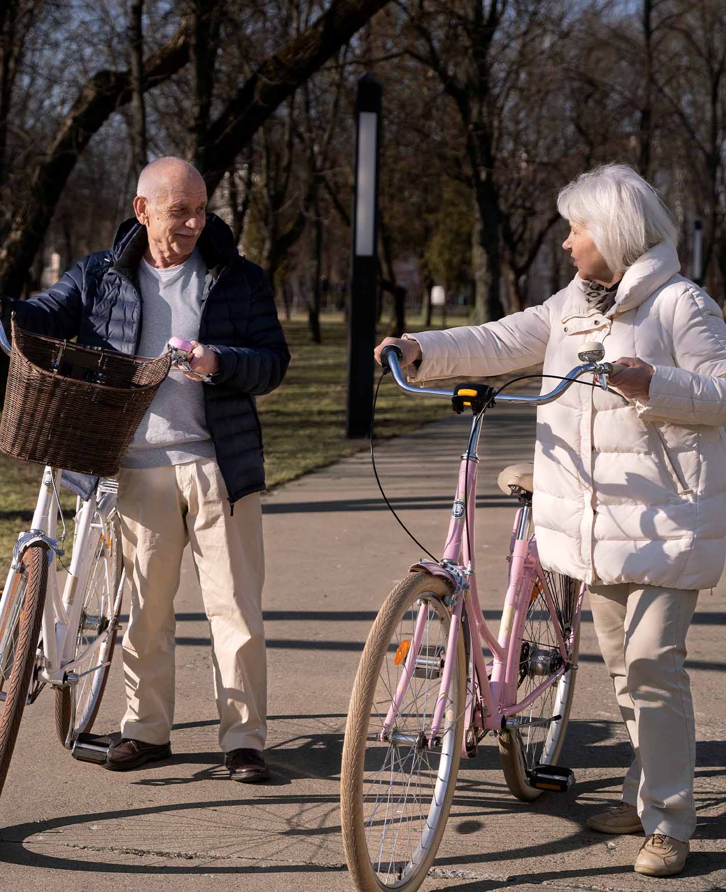 Abuela y abuelo de paseo en bicicleta