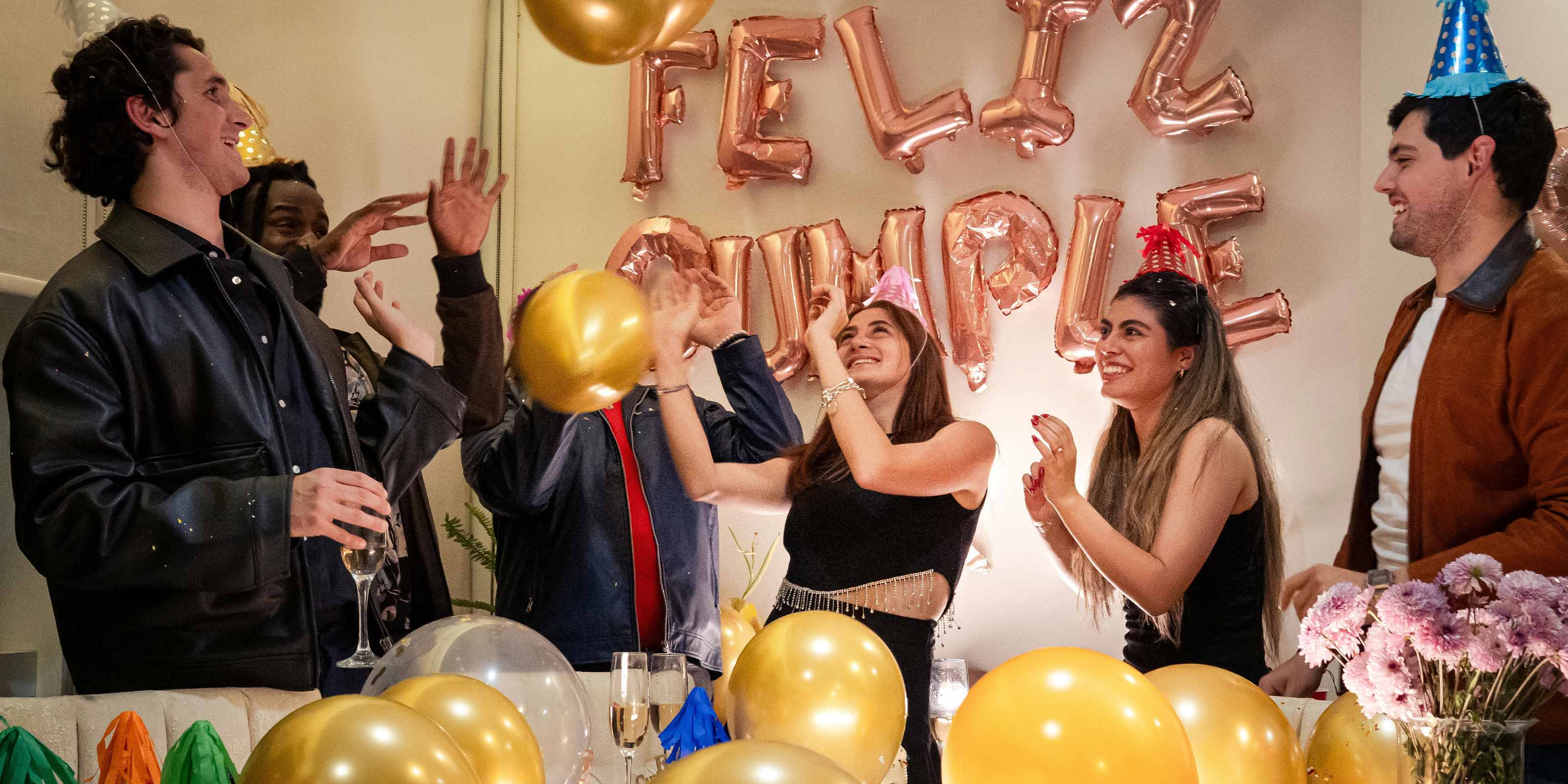 Amigos celebrando un cumpleaños
