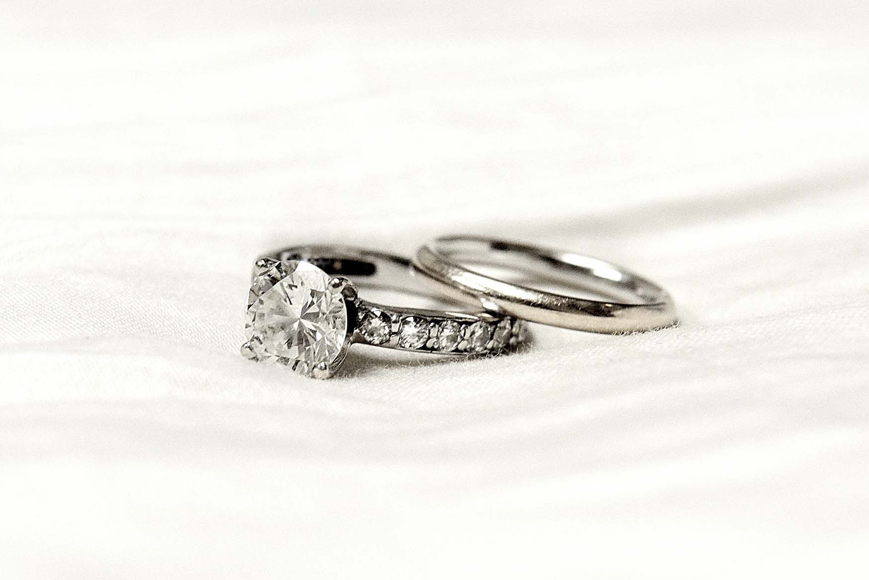 Anillos plateados con diamantes incrustados.