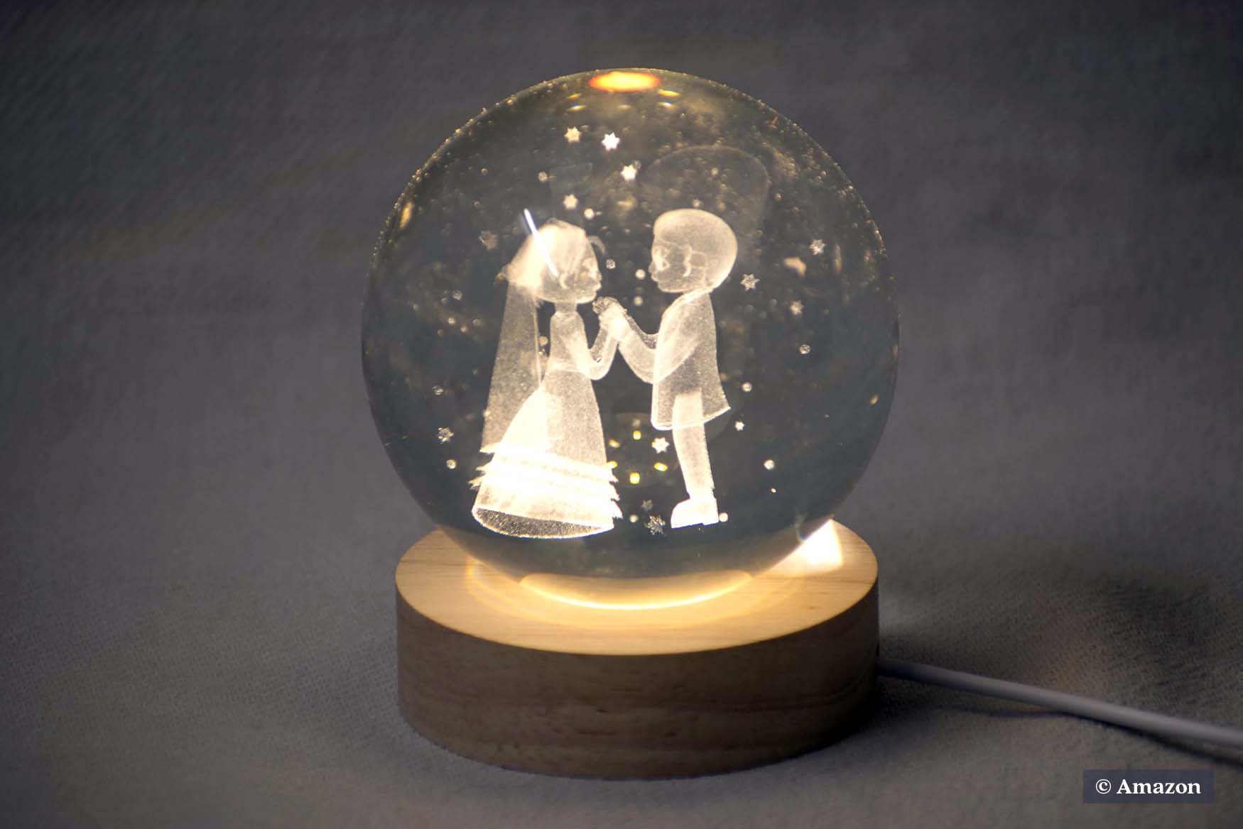 Bola de cristal con imagen de novios grabada.