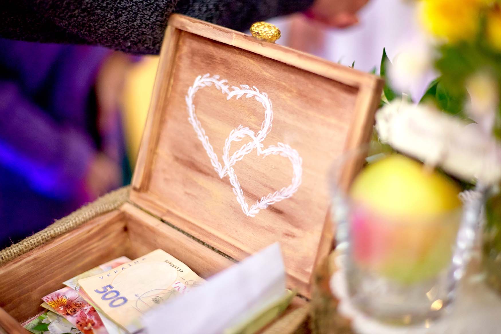 Caja de madera para regalo de novios.
