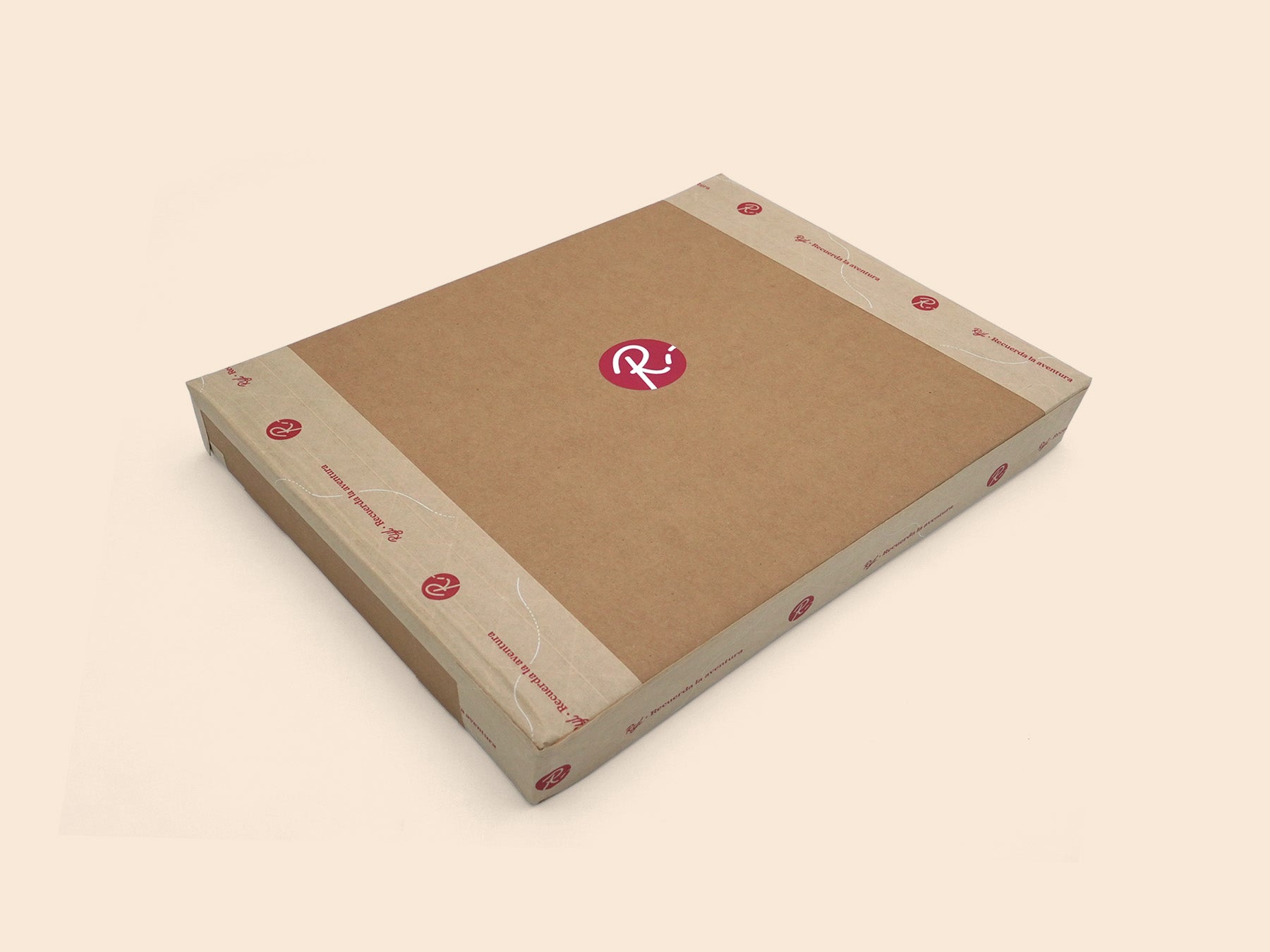 Caja de paquetería para fotolibro con logo de Ryl