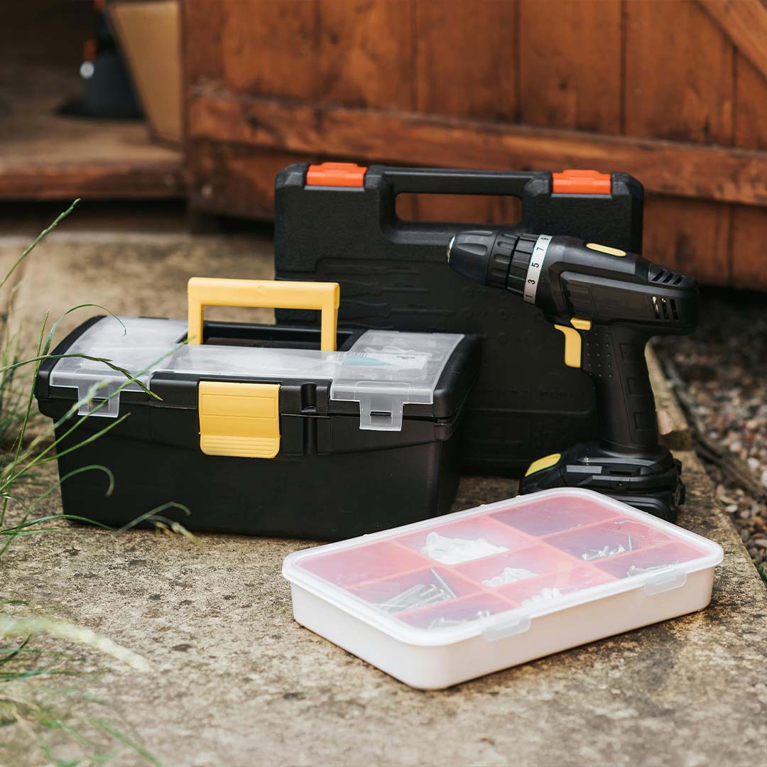 Cajas de herramientas y un taladro.