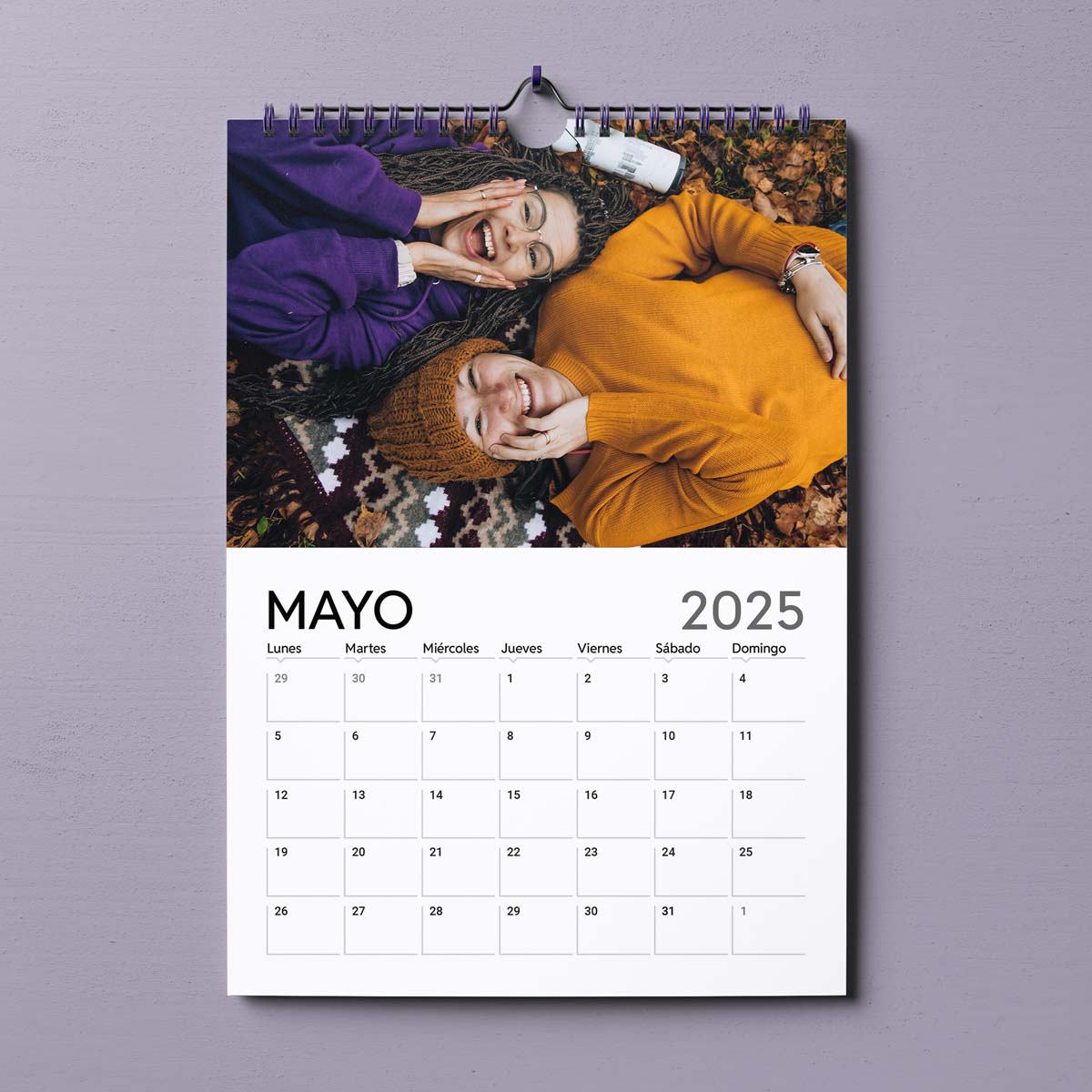 Calendario de pared con foto de amigas.