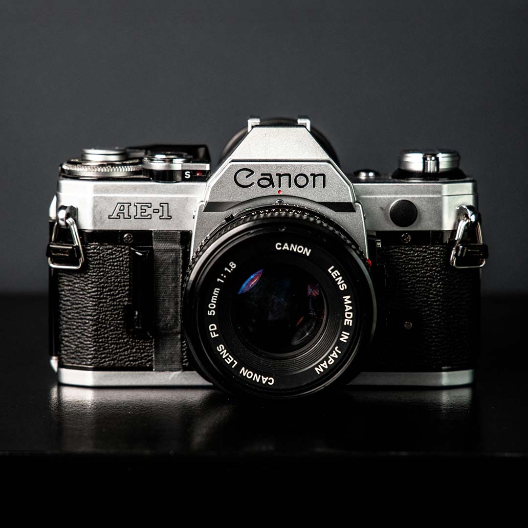 Cámara análoga Canon AE-1 con lente de 50mm.