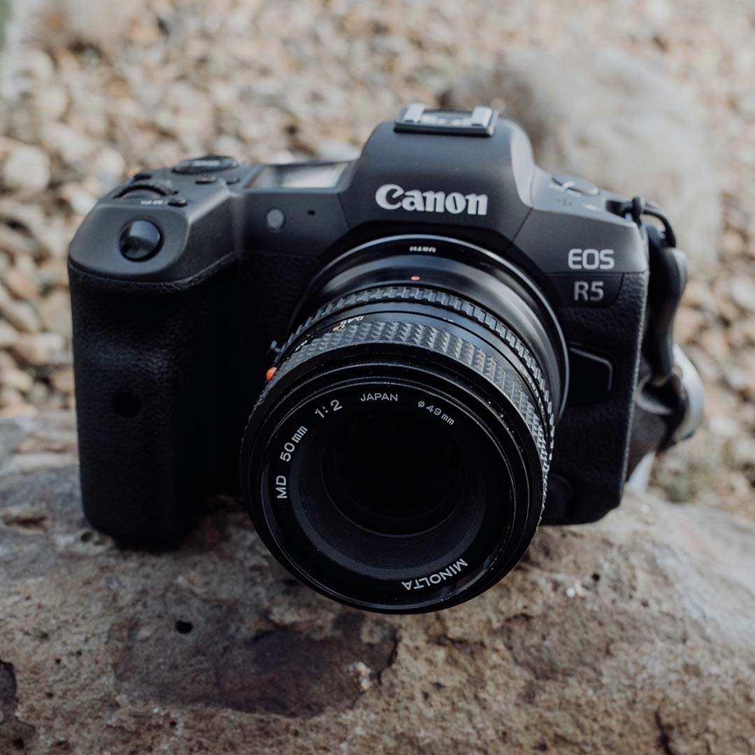 Cámara fotográfica mirrorless Canon EOS R5 con lente Minolta de 50mm.