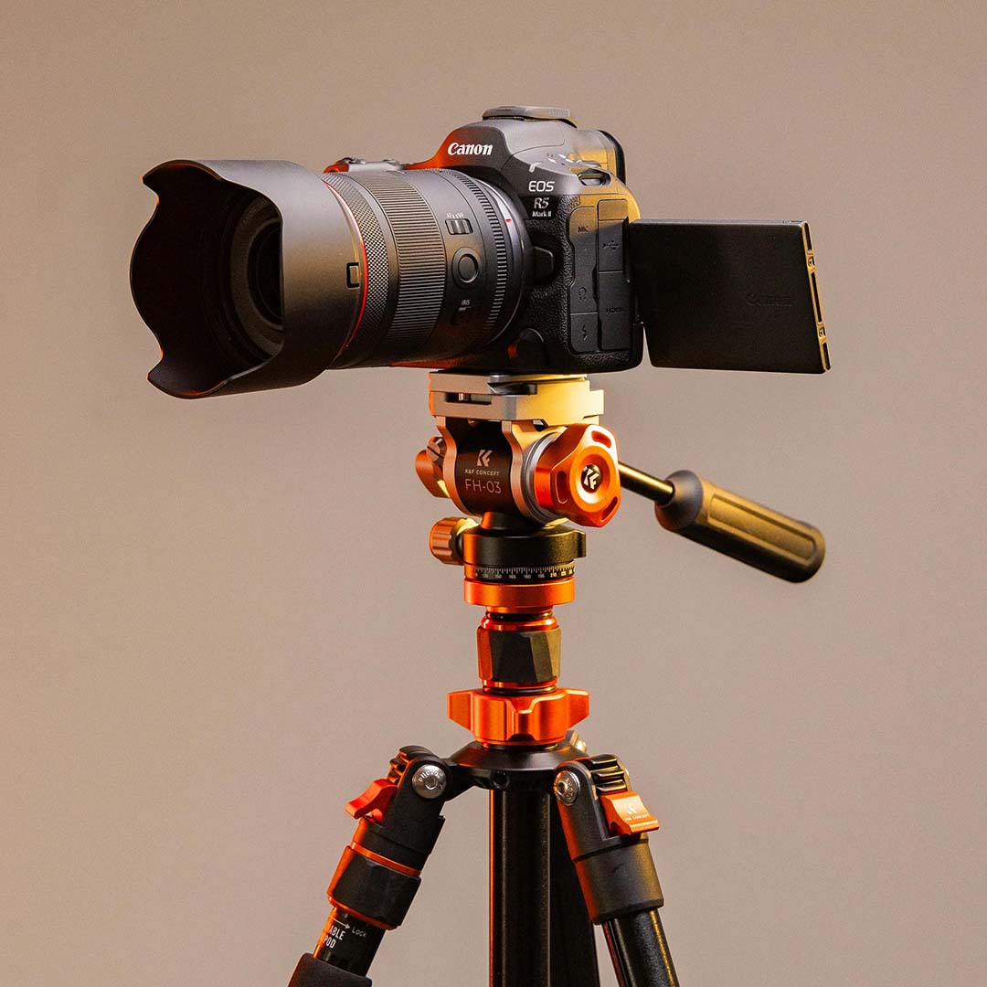 Cámara Canon EOS R5 colocada en un tripié.