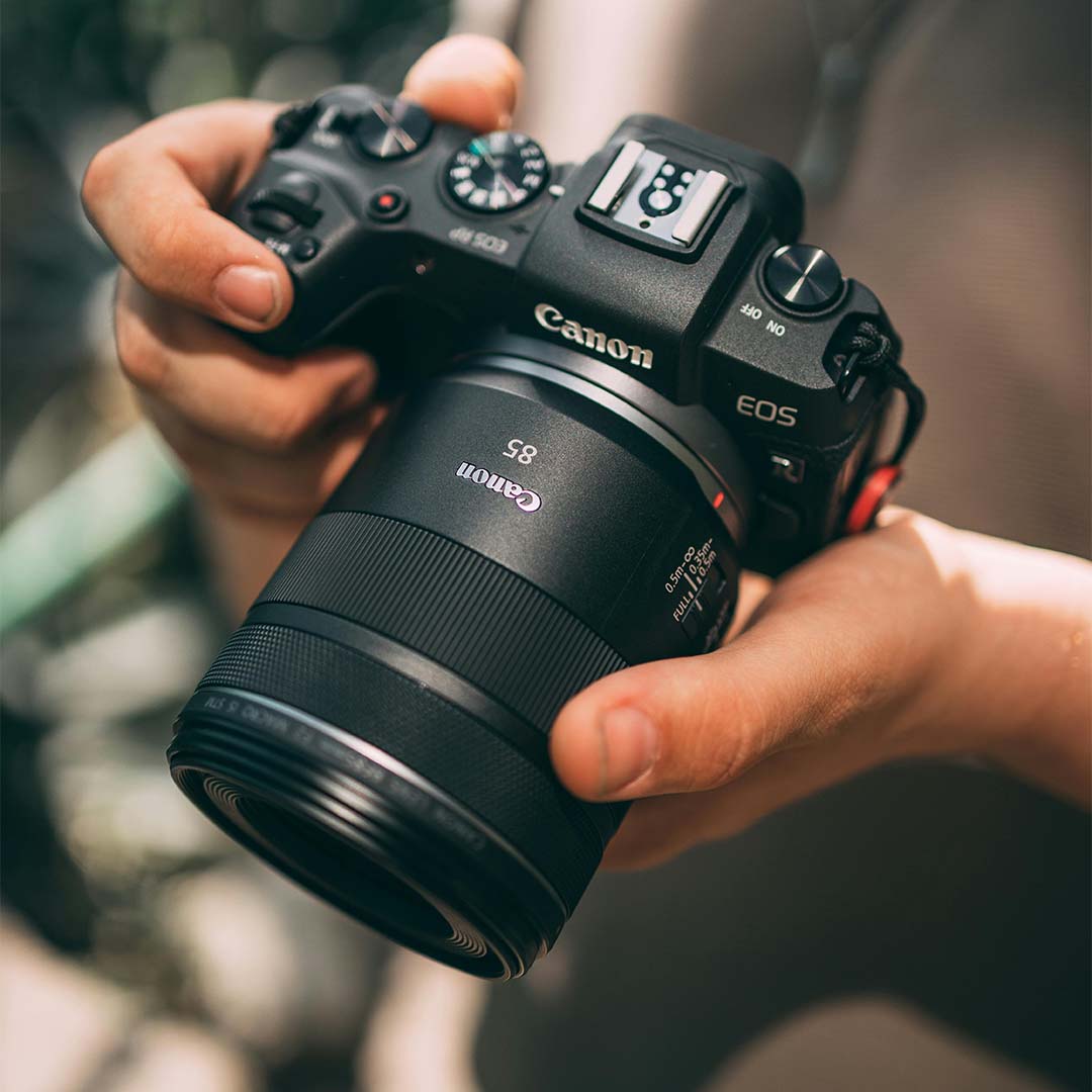 Cámara Canon EOS R con lente Canon 85mm.