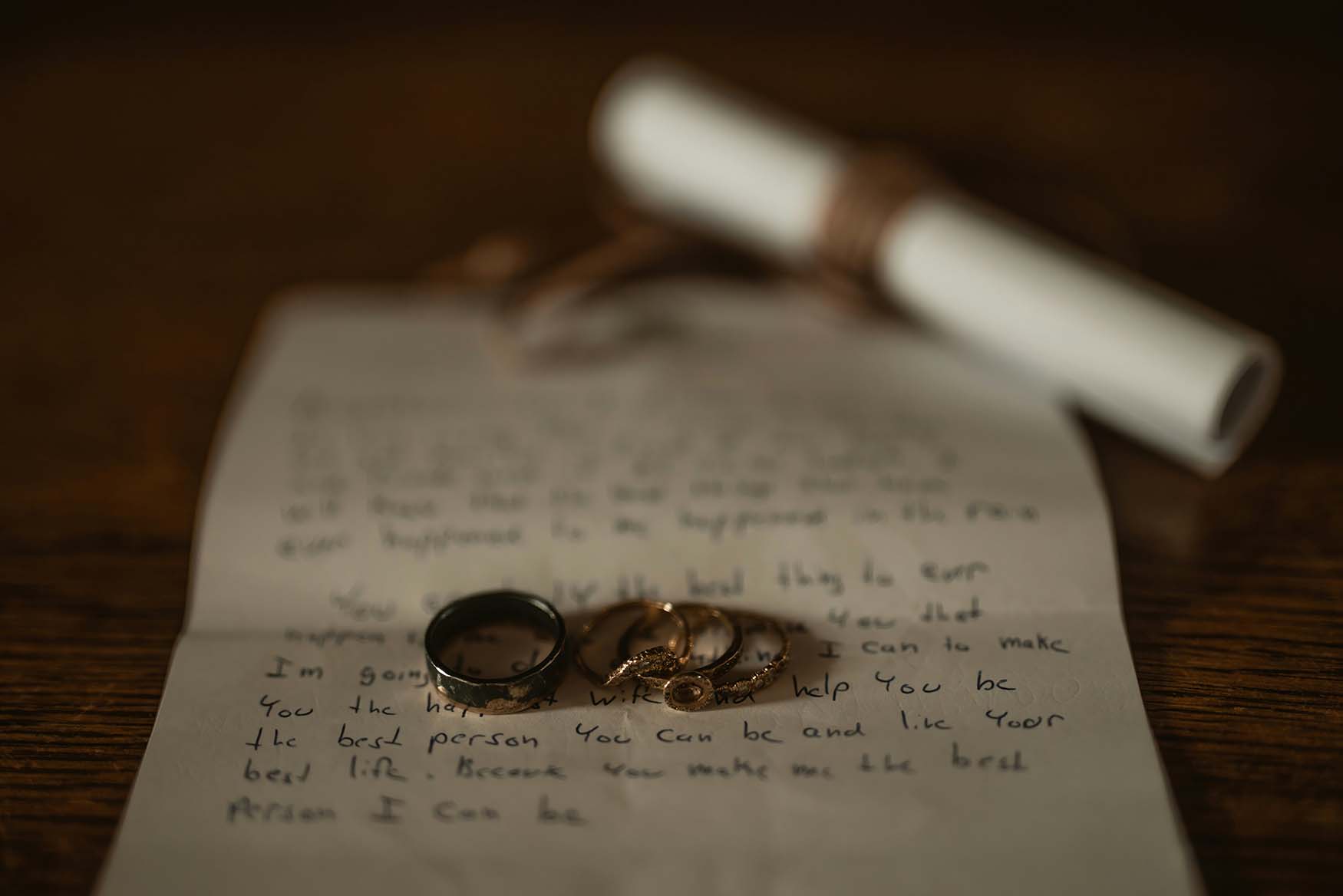 Carta escrita a mano y anillos.