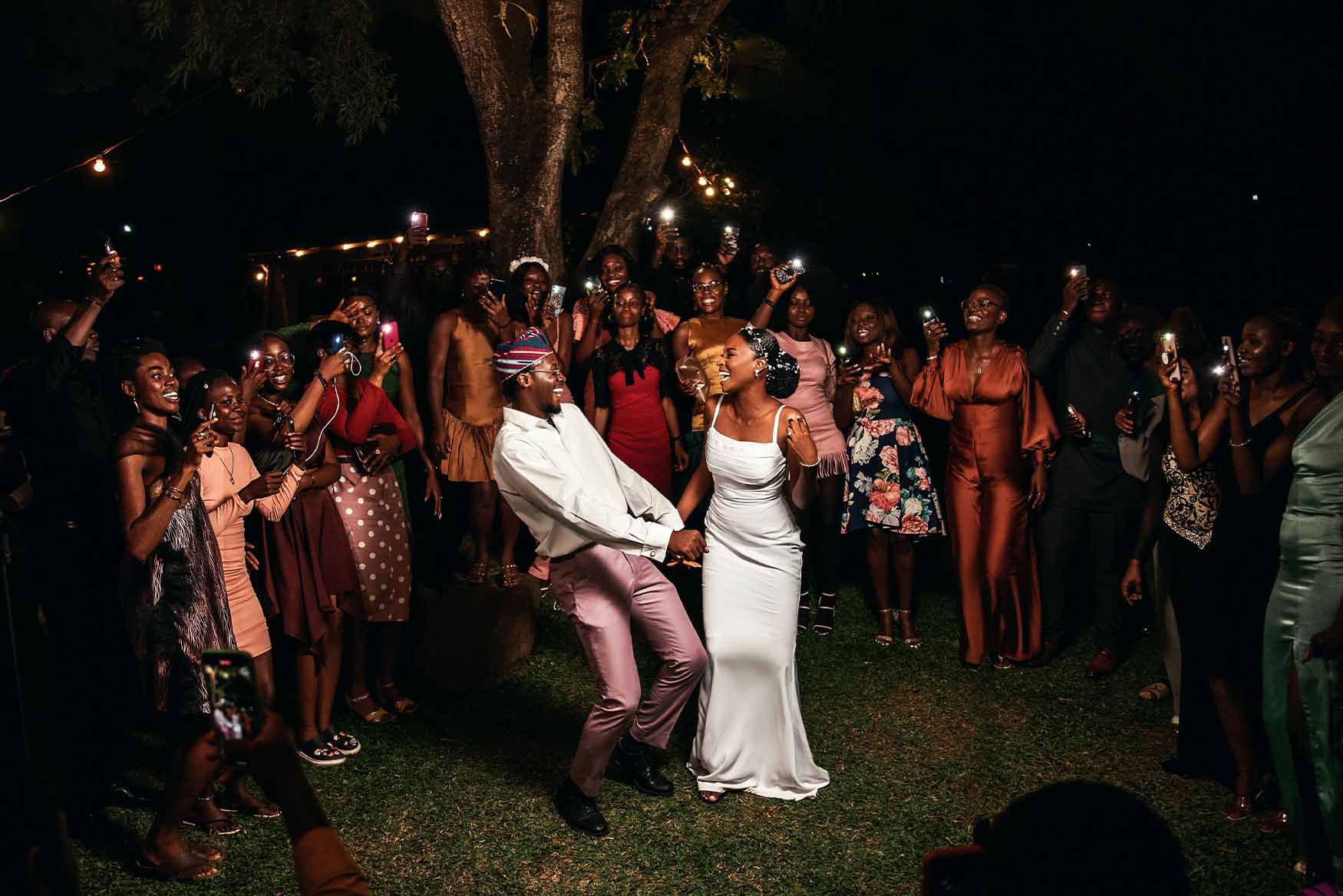 Personas celebrando una boda.