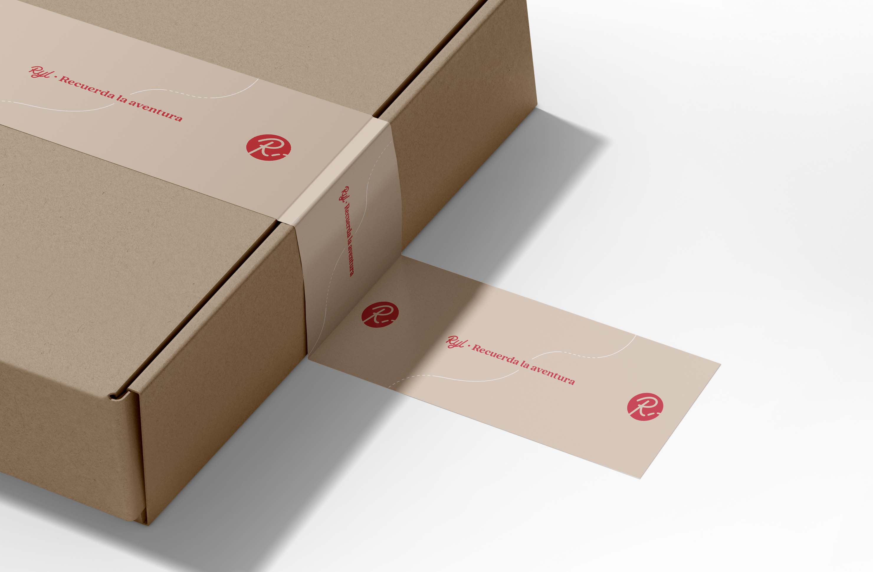 Cinta adhesiva "Ryl" pegada sobre tapa y costado de una caja de cartón.