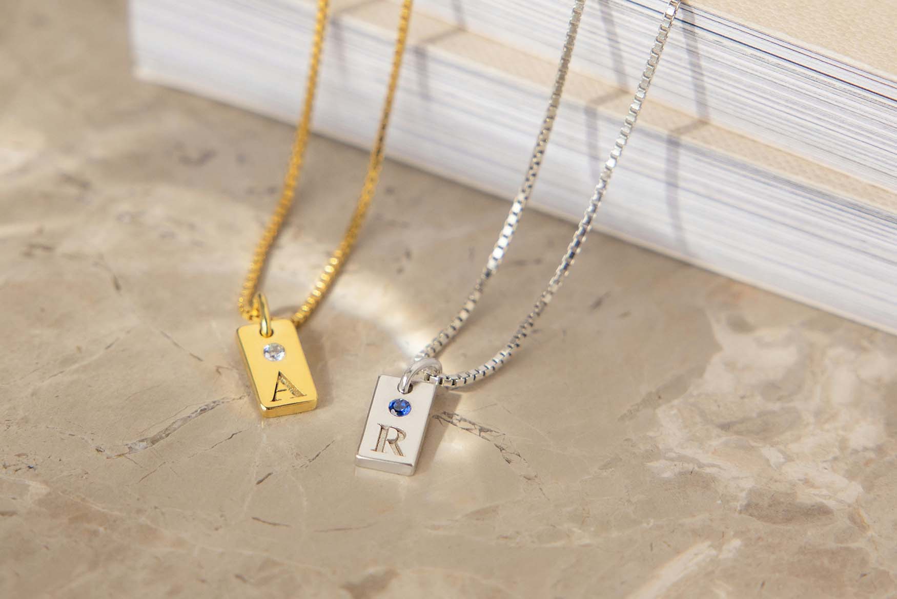 Collares con iniciales A y R.