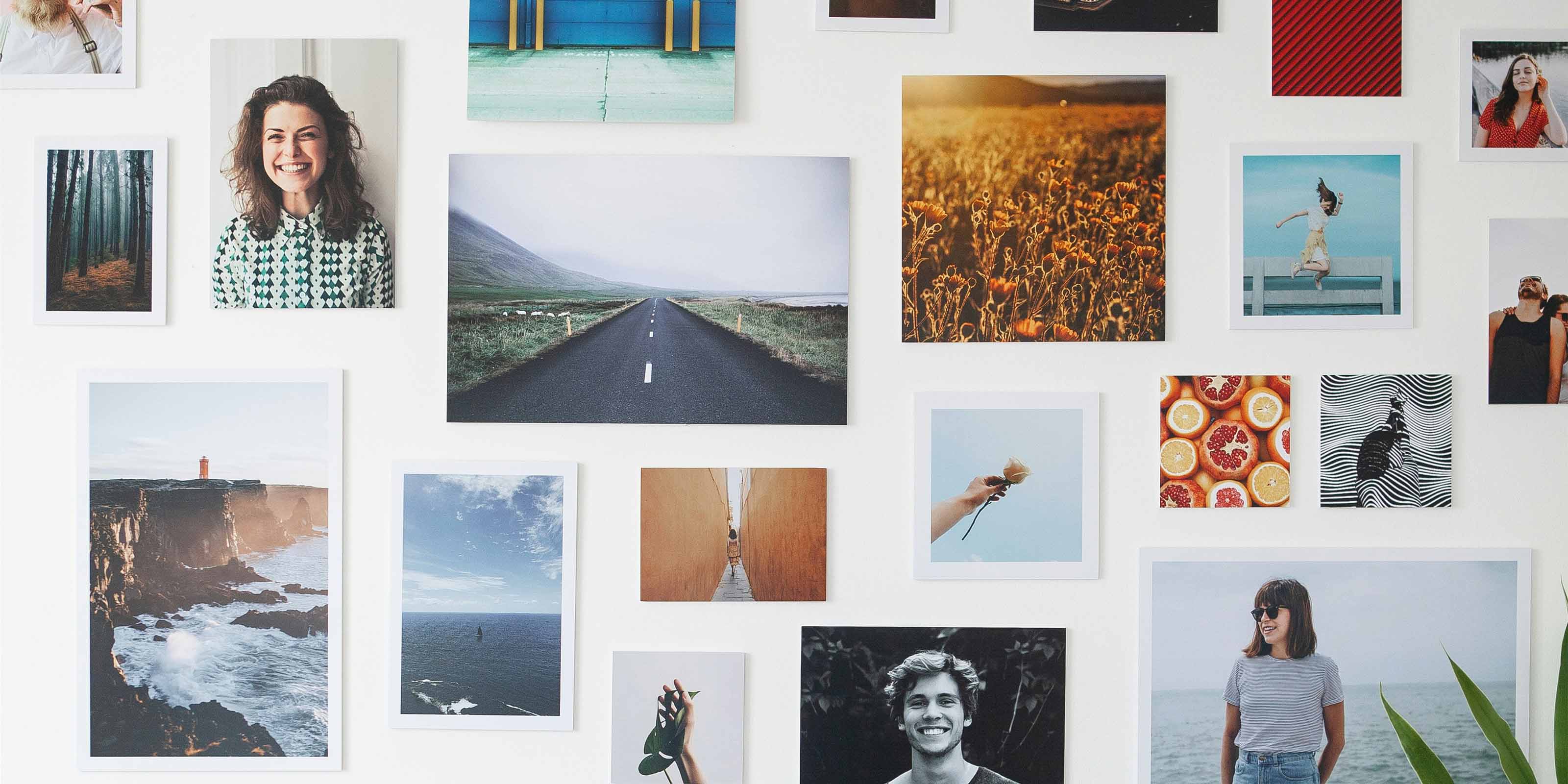 Decoración con fotos en la pared.