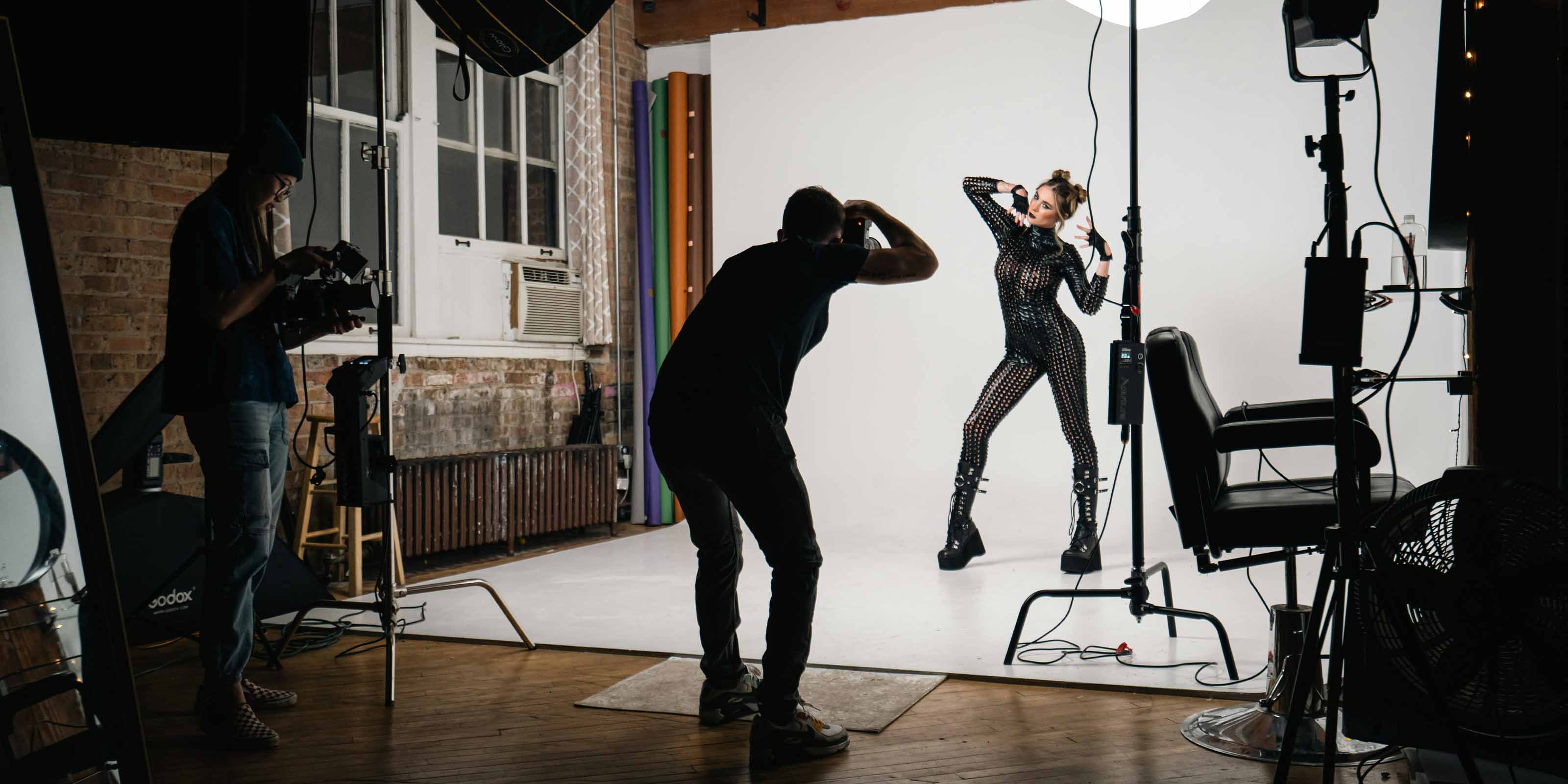 Estudio fotográfico de moda con modelo posando en fondo blanco. Versión escritorio.