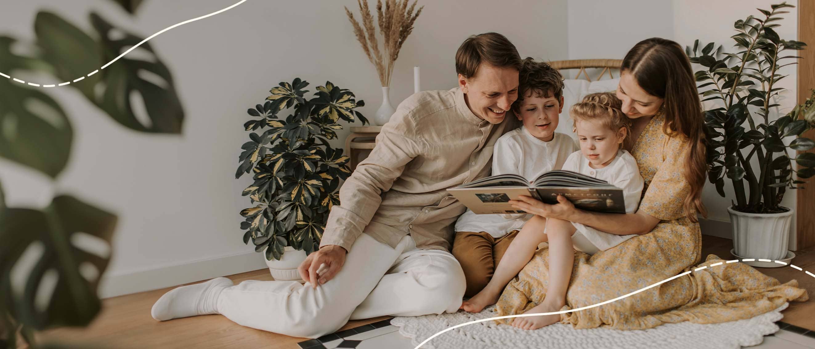 Familia reunida mirando un album de fotos en su casa.
