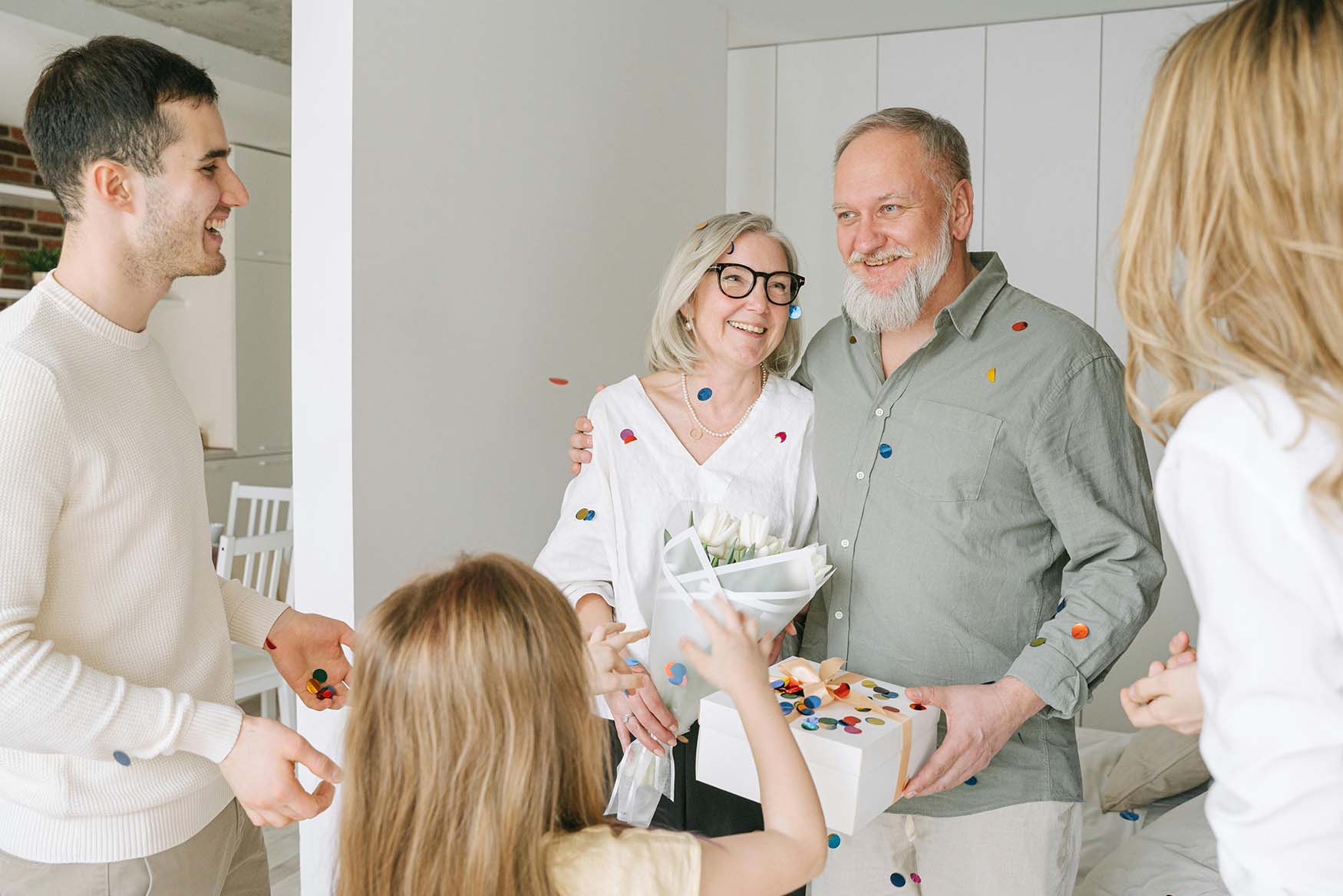 Familia hacen fiesta a sus abuelos