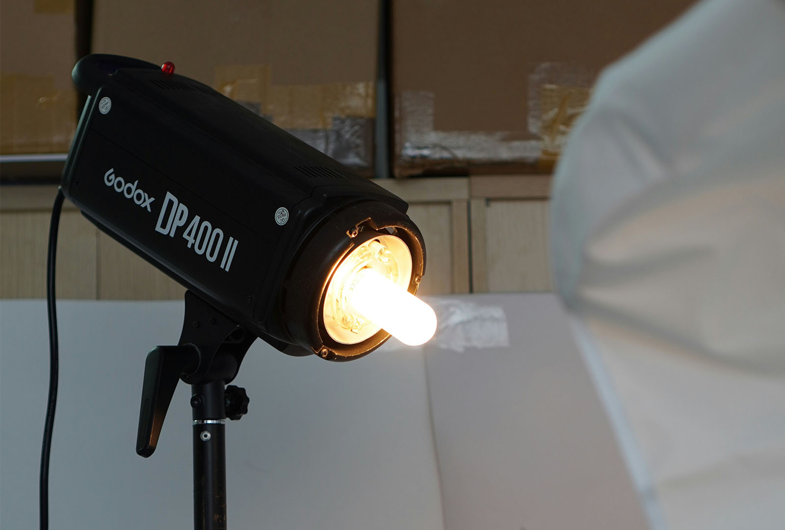 Flash para fotografía de estudio marca Godox DP400 II.