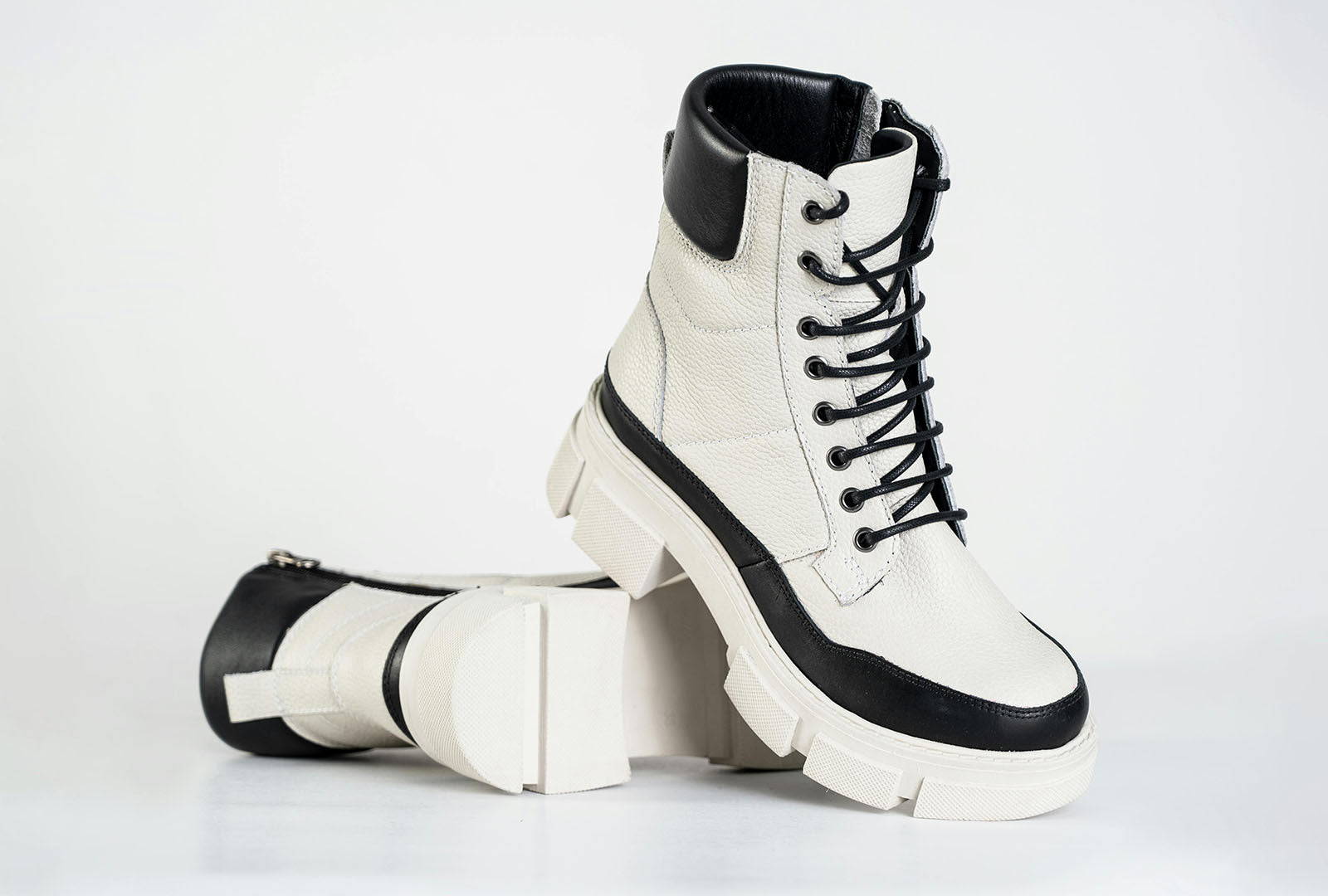 Fotografía de producto para e-commerce de unas botas blancas.