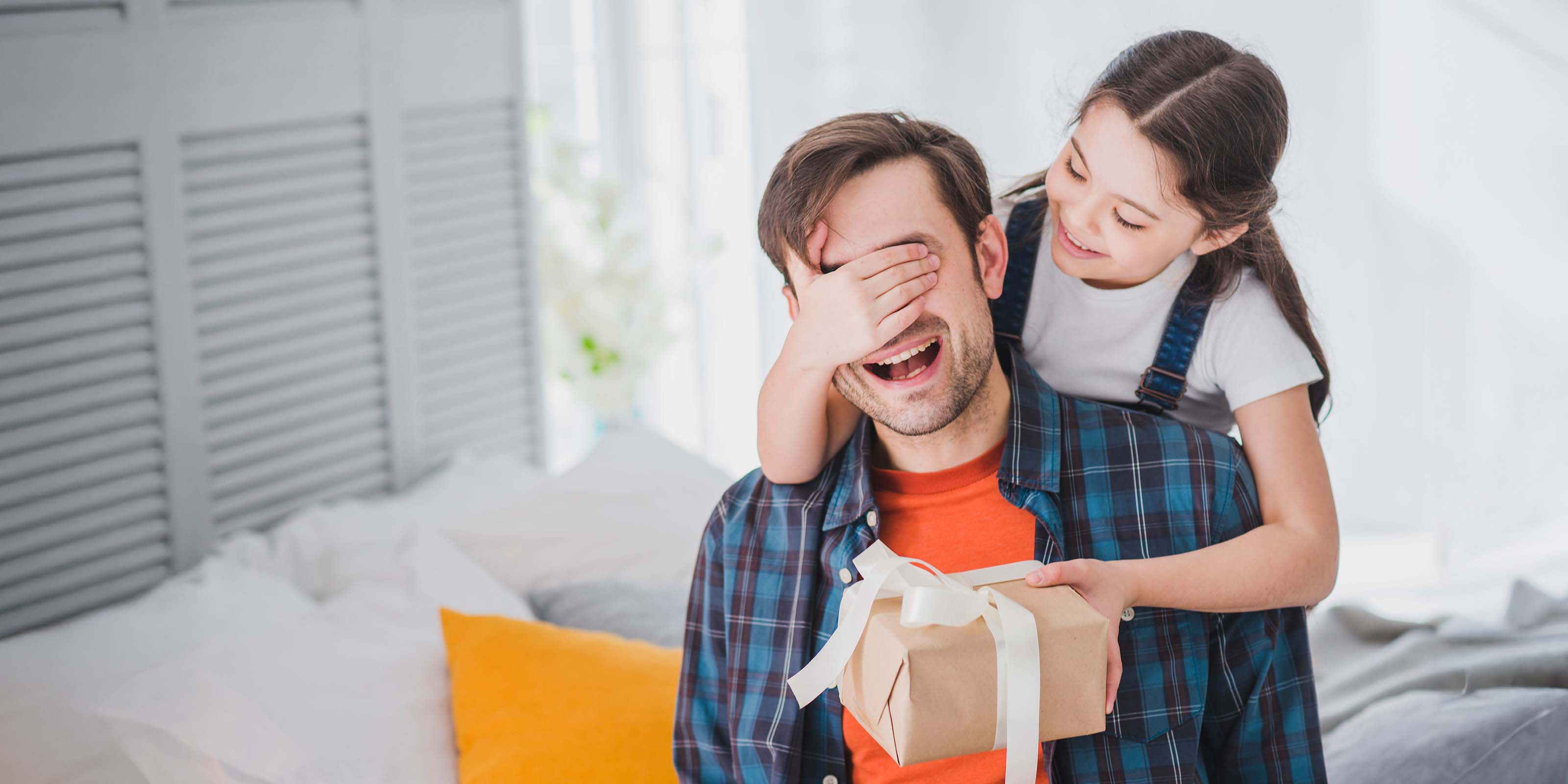 Hija dando regalo por el Día del Padre.