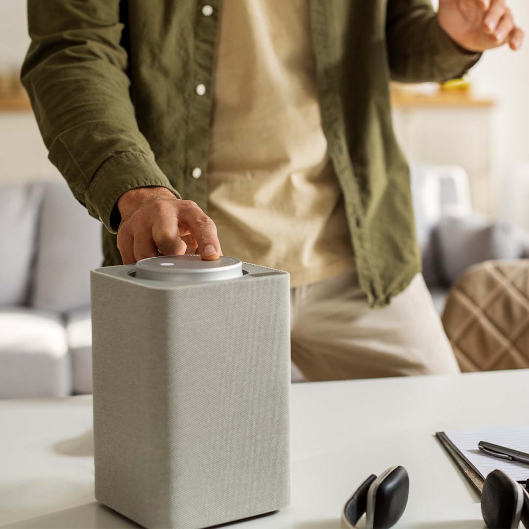 Hombre usando un altavoz en su casa.