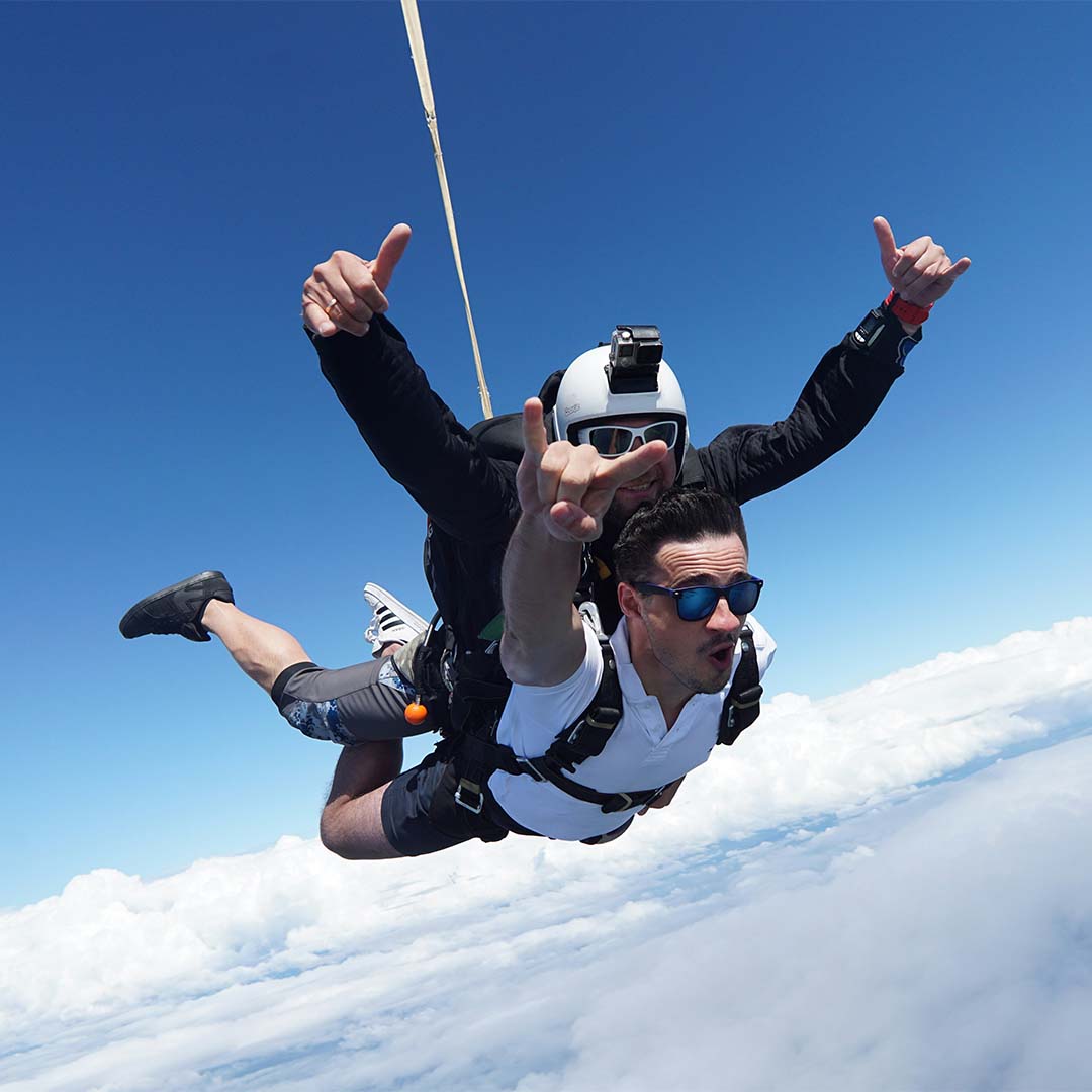 Dos hombres volando en paracaídas.
