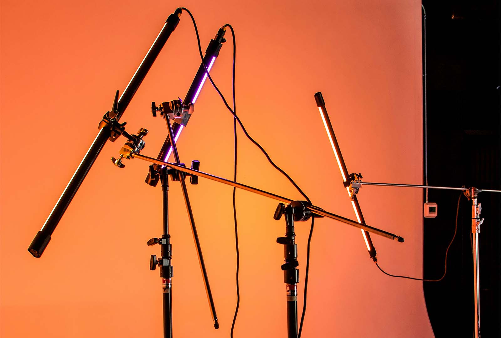 Tubos de iluminación LED RGB en un estudio de fotos.