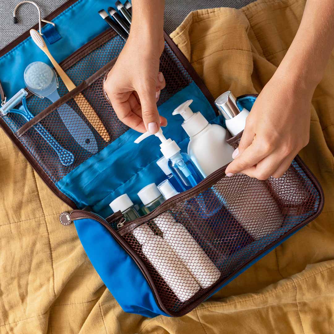 Bolso con kit de cuidado personal.