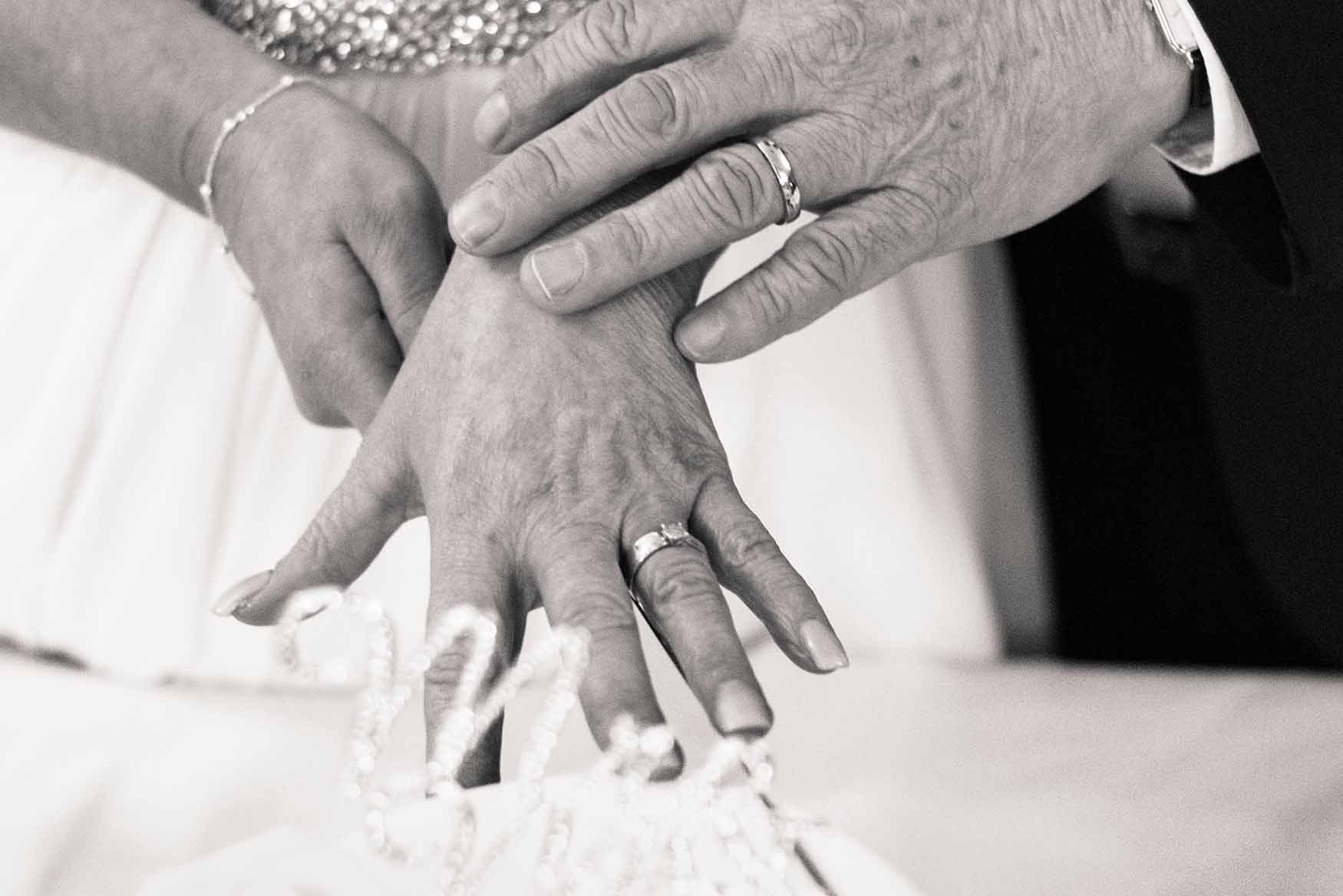 Manos con anillos de boda.