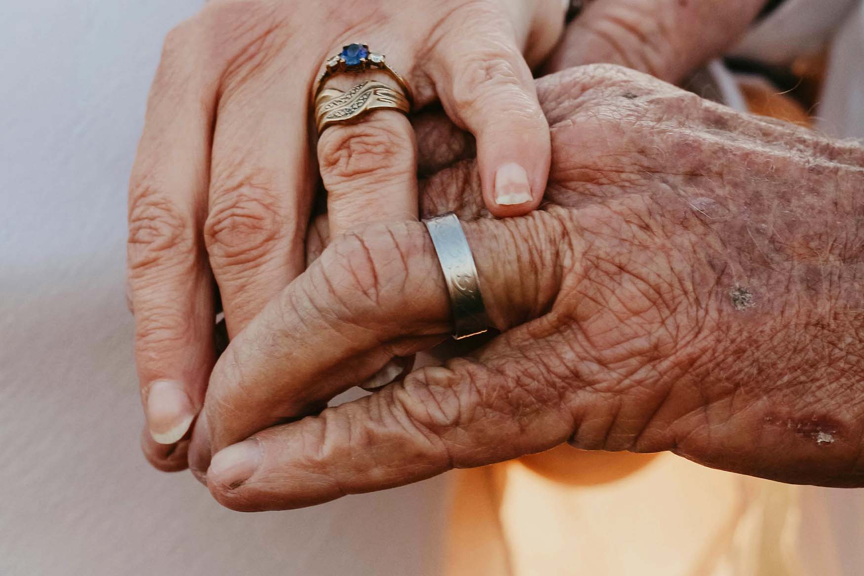 Manos de viejitos con anillos de oro.