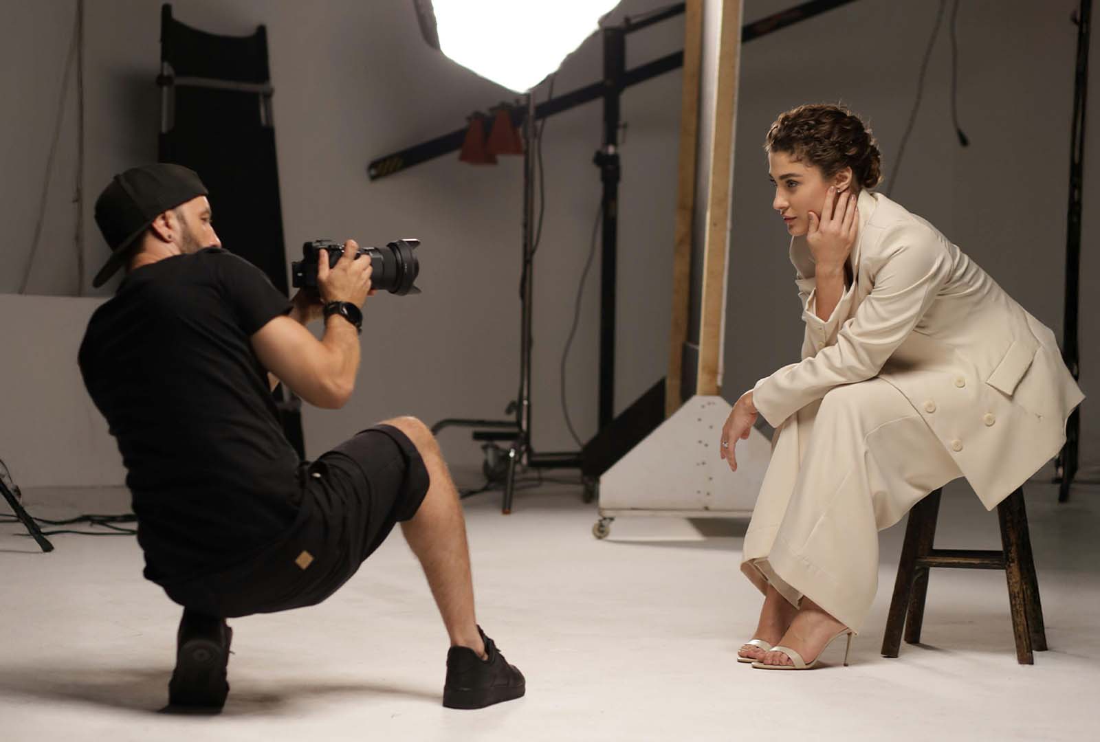Modelo posando para una fotografía dentro de un estudio.