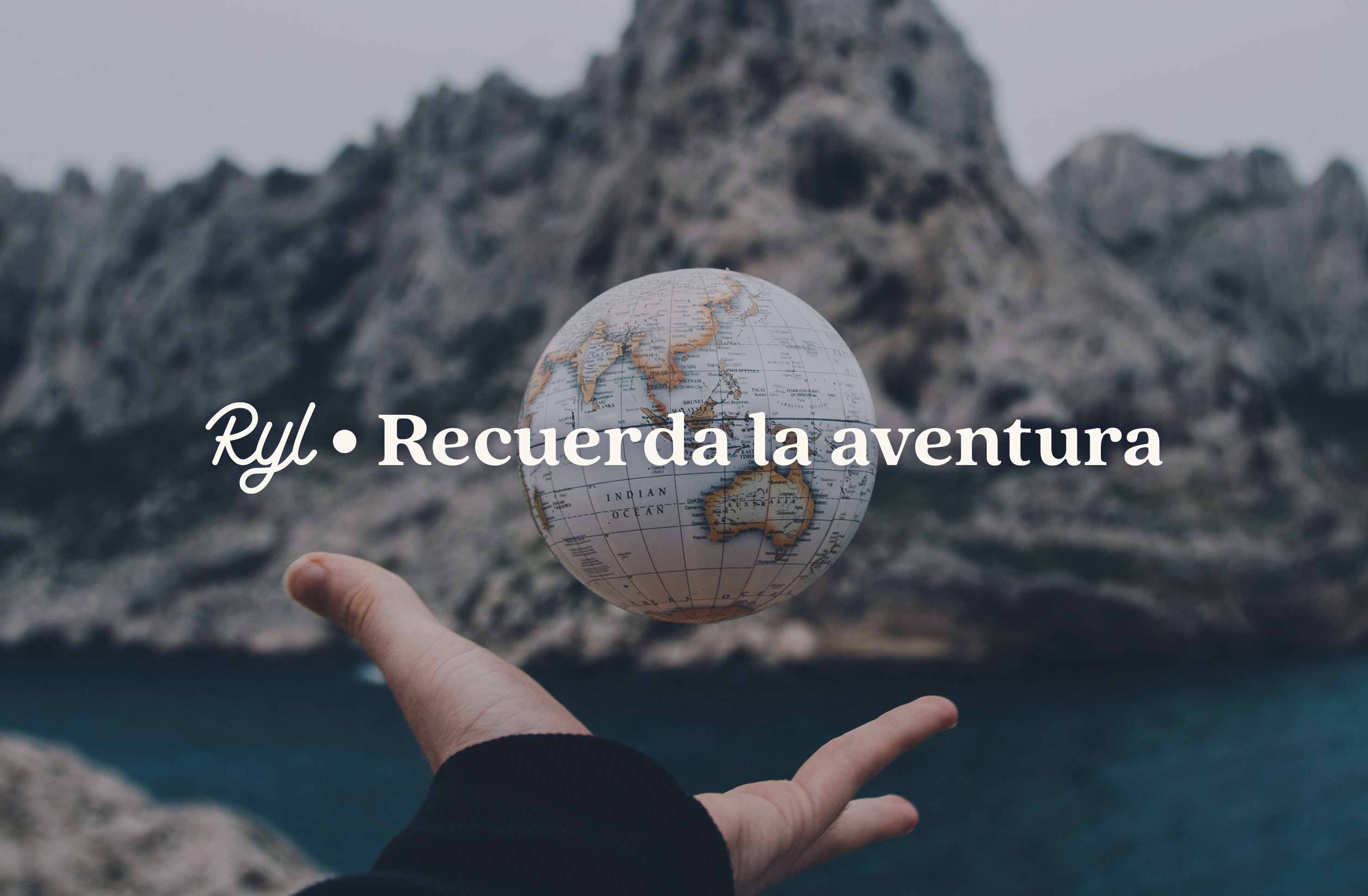 Una mano simula sostener un globo terráqueo en miniatura y el título: "Ryl - Recuerda la aventura".