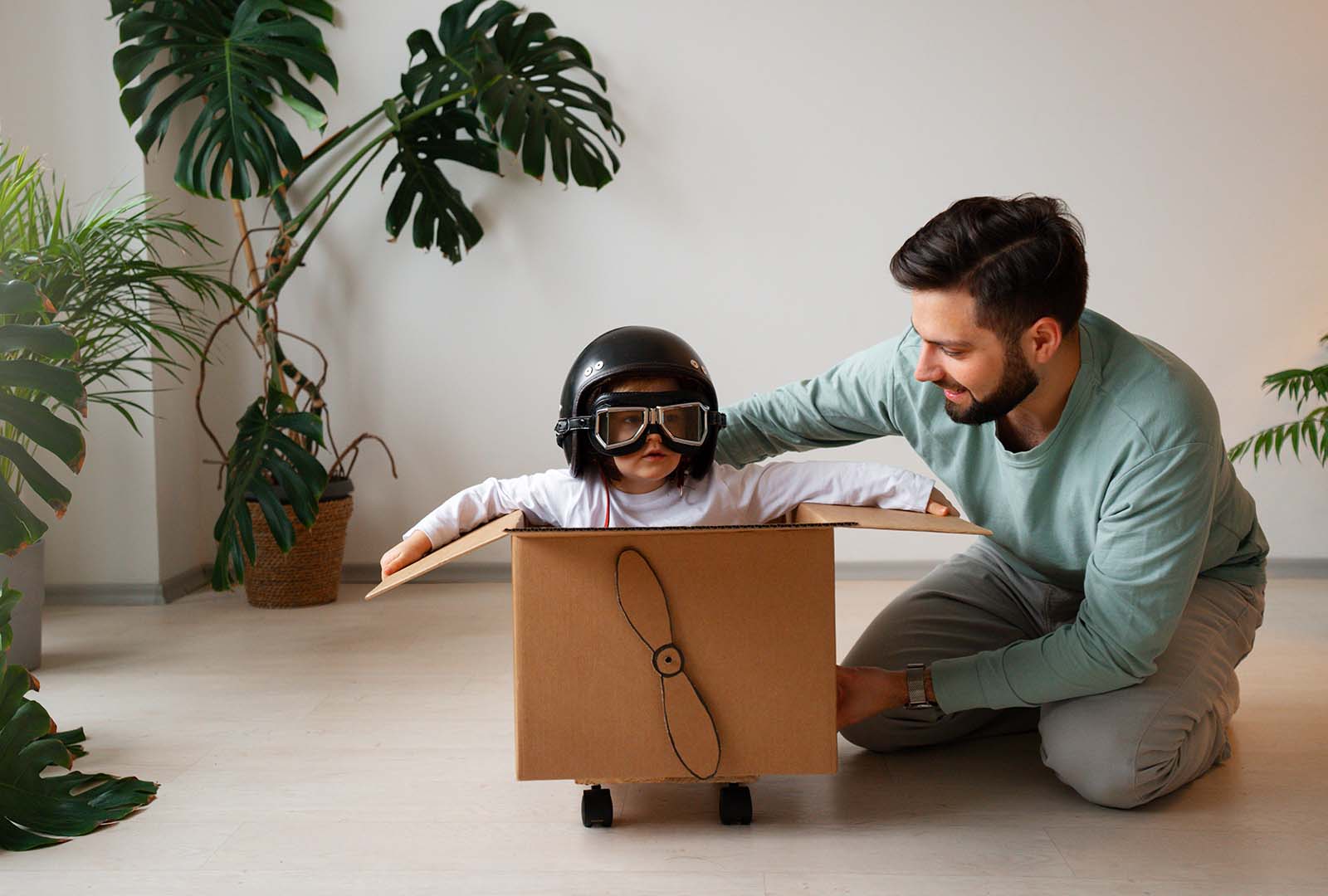 Papá juega con su hijo a ser piloto de avión.