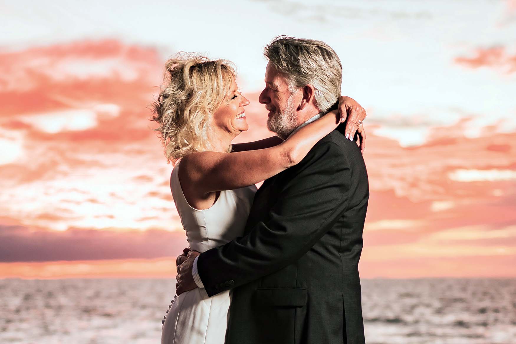 Pareja de casados mirándose a los ojos.