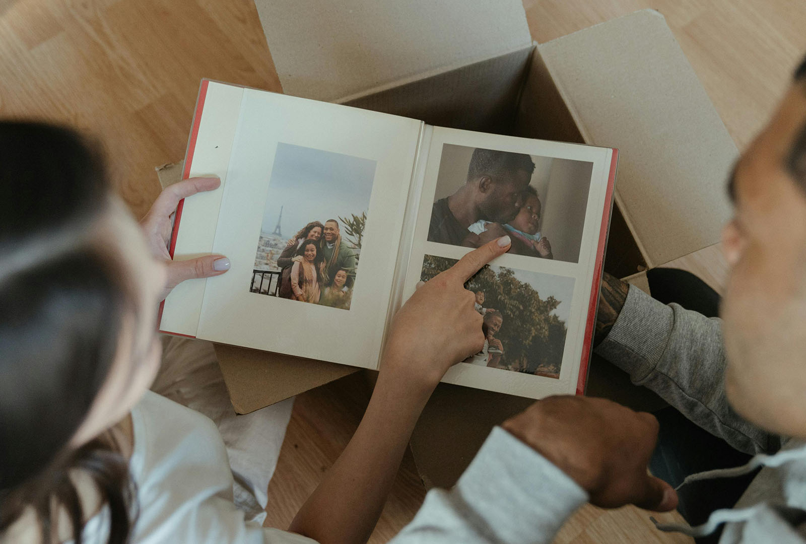 Pareja viendo un álbum de fotos.