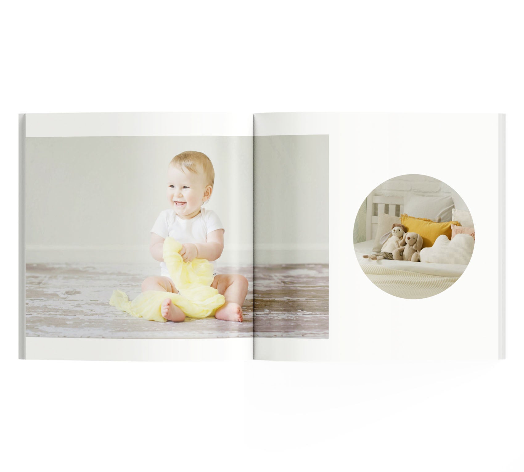 Interior de fotolibro con una foto de bebé sonriendo y una de peluches.
