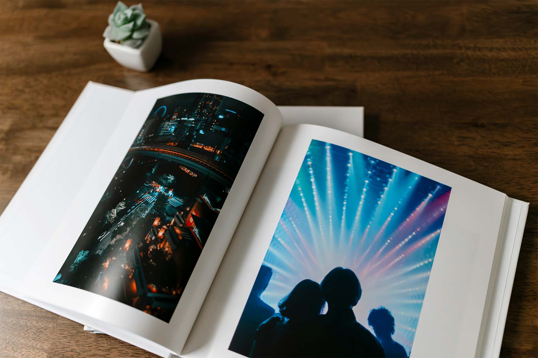 Interior de photobook con foto de ciudad y pareja en concierto.