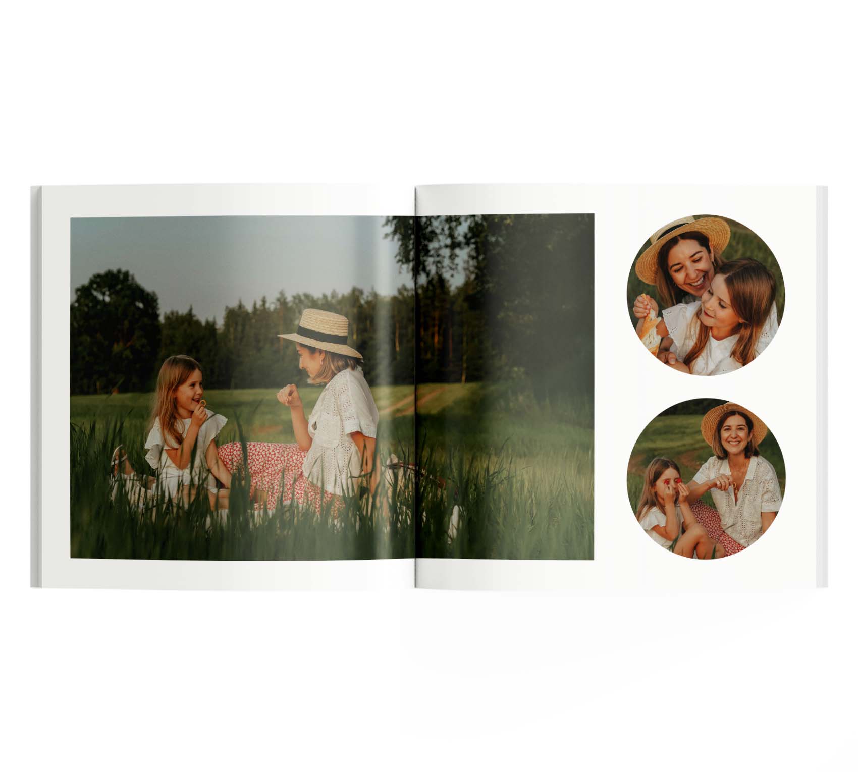 Interior de fotolibro con 3 fotos de madre e hija en un parque.