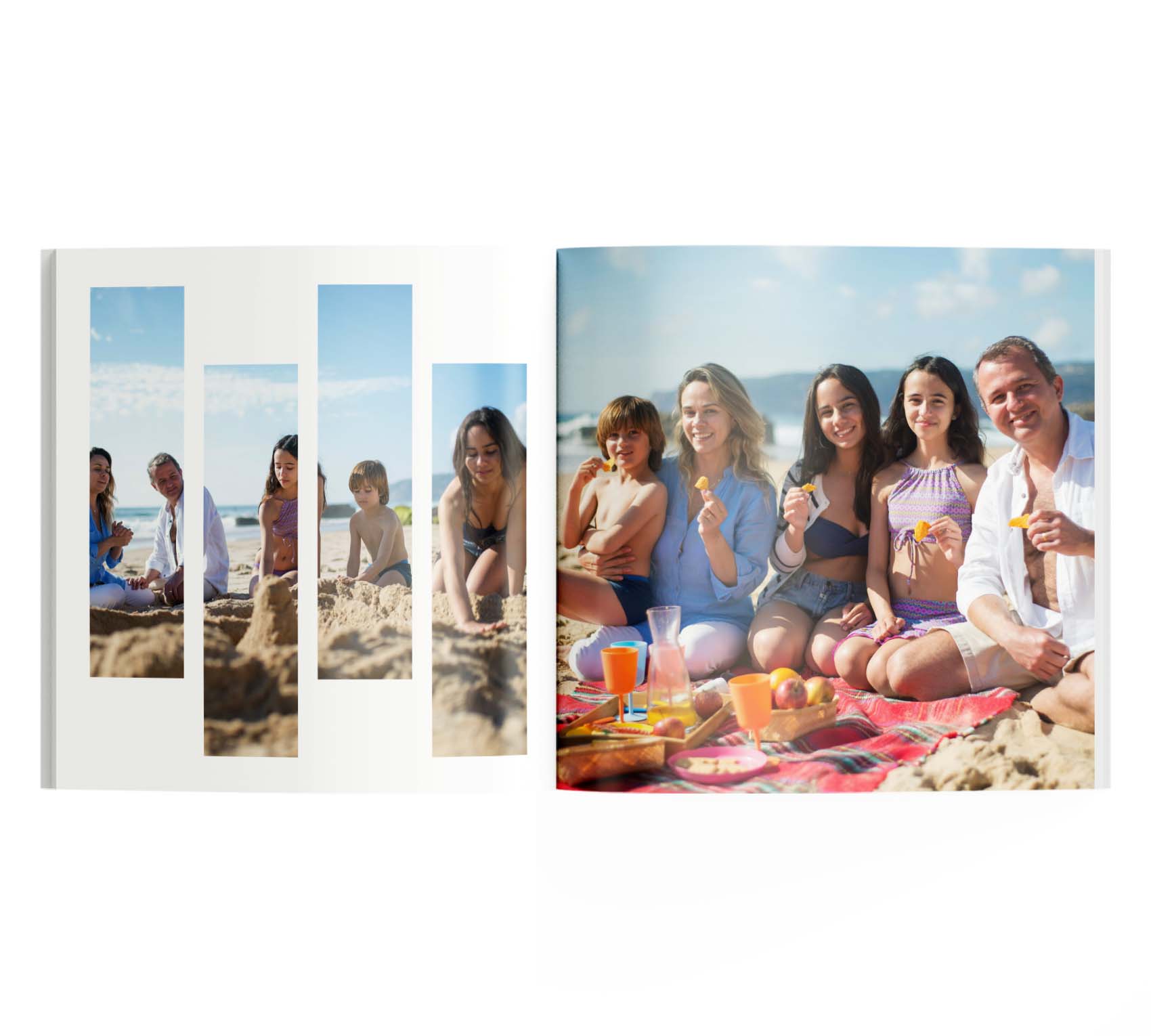 Interior de fotolibro con 2 fotos de una familia en la playa.
