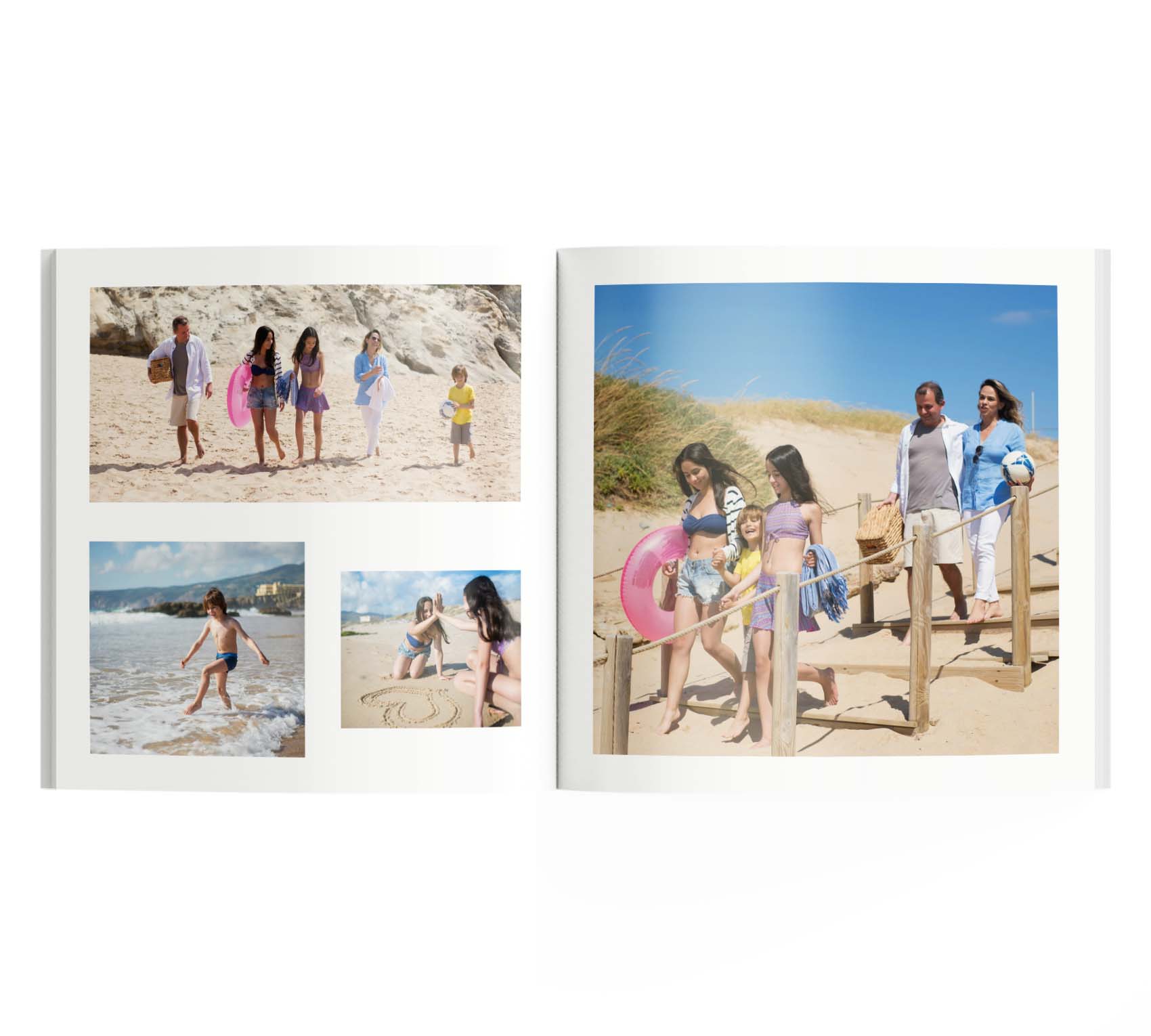 Interior de fotolibro con 4 fotos de una familia en la playa.