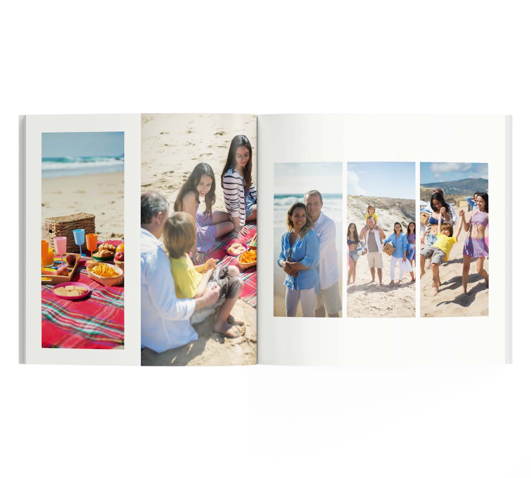 Interior de fotolibro con 5 fotos de una familia en la playa.