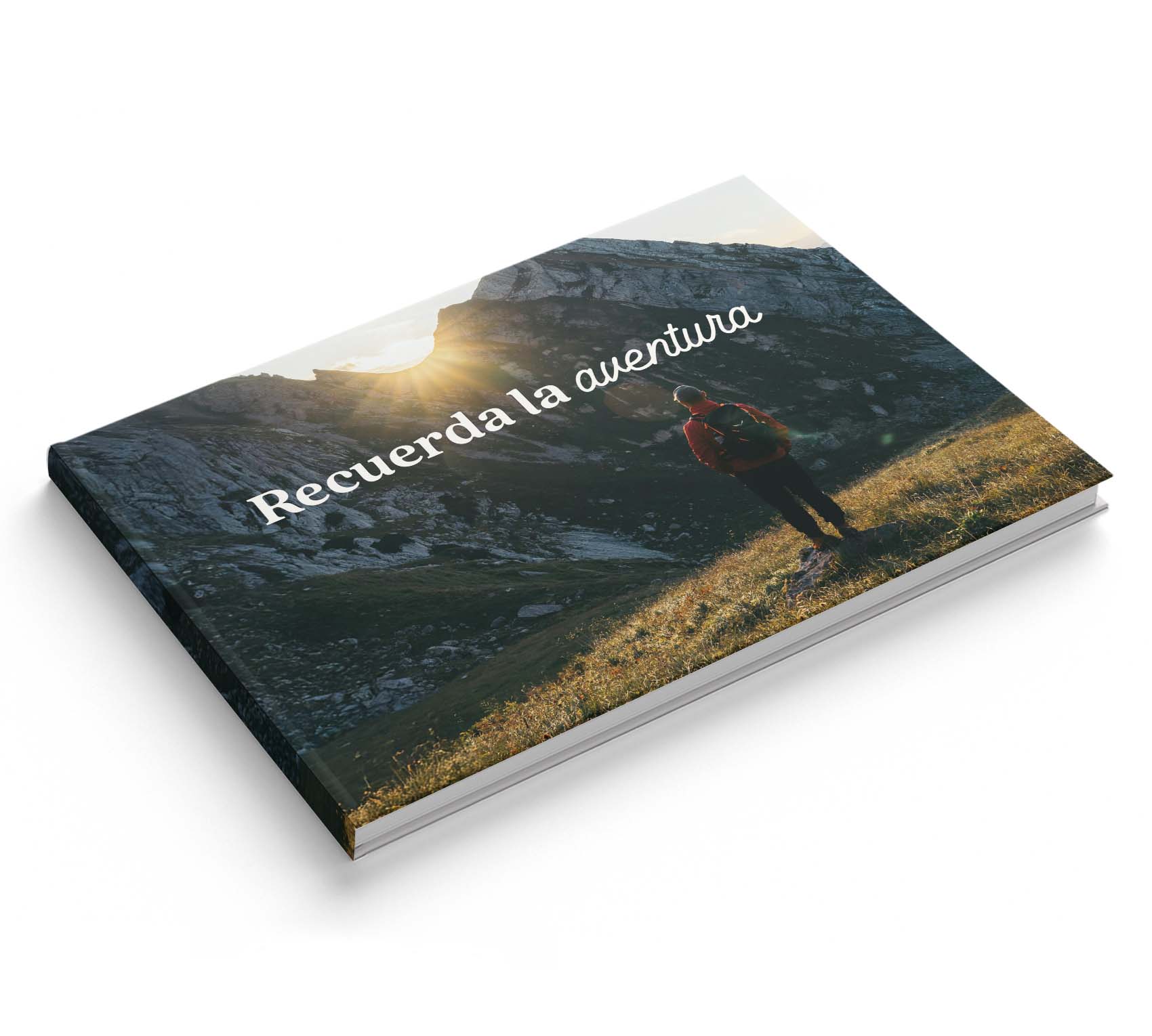 Portada de fotolibro con foto de viajero mirando puesta de sol y el título "Recuerda la aventura".