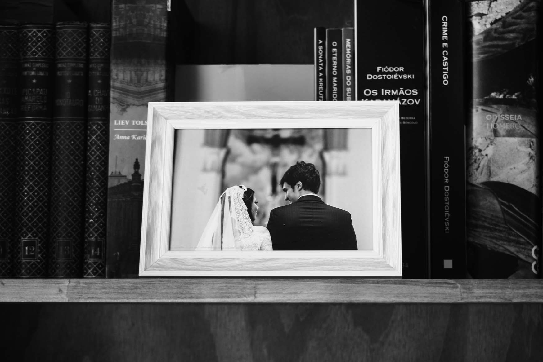Portaretratos con foto de una boda.