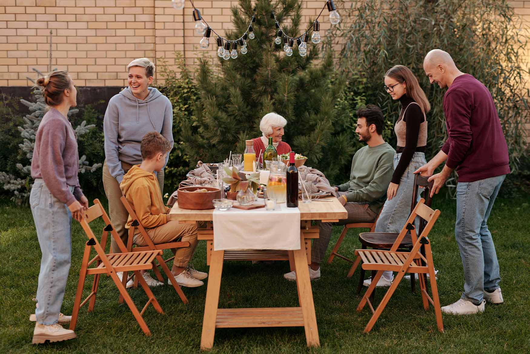 Reunión familiar en un jardín